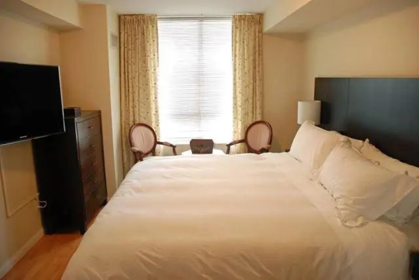 Toronto Luxury Accommodations - University Plaza