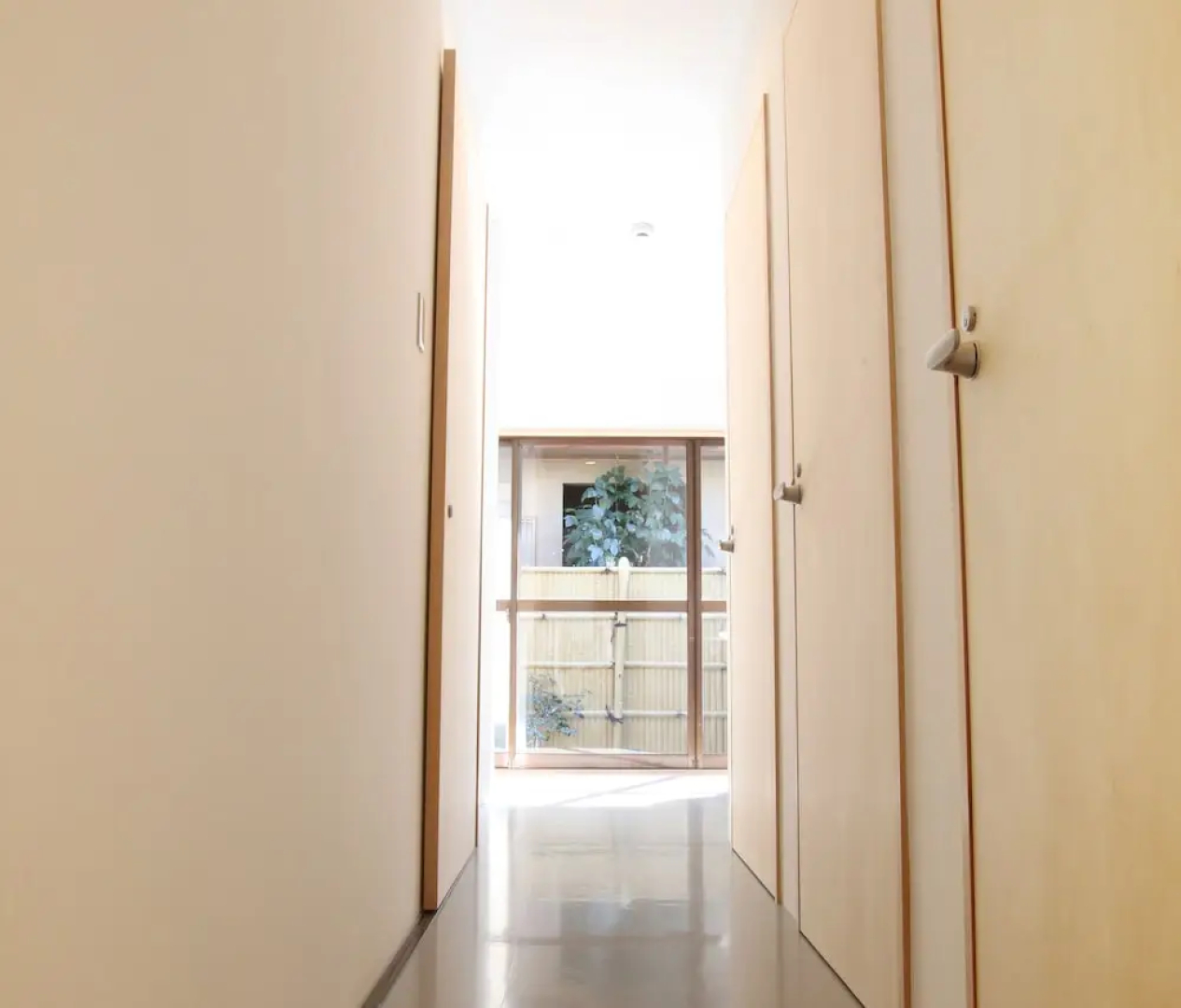 BOND - Hostel