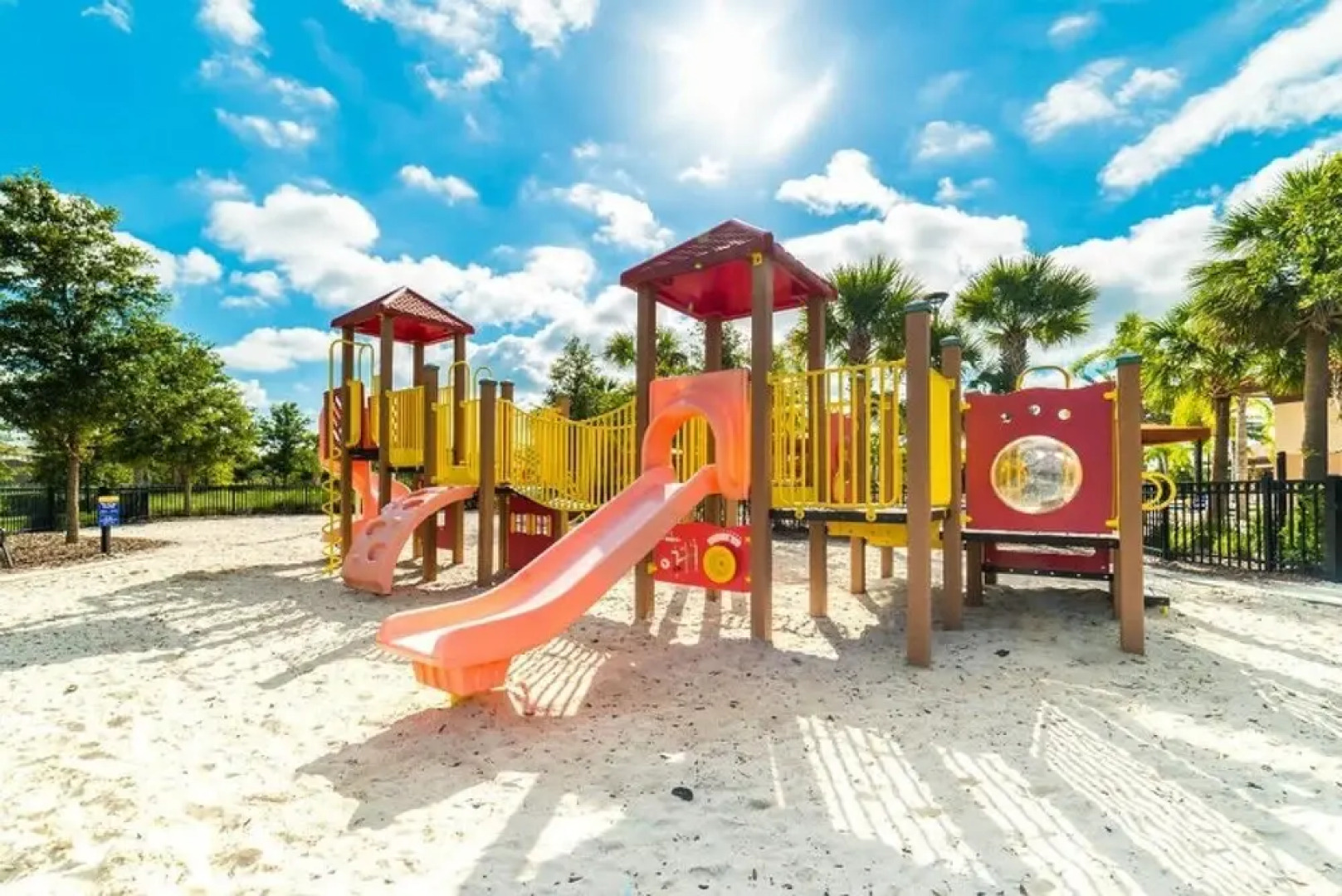 5BR Luxury Family Home - Pool BBQ and Netflix