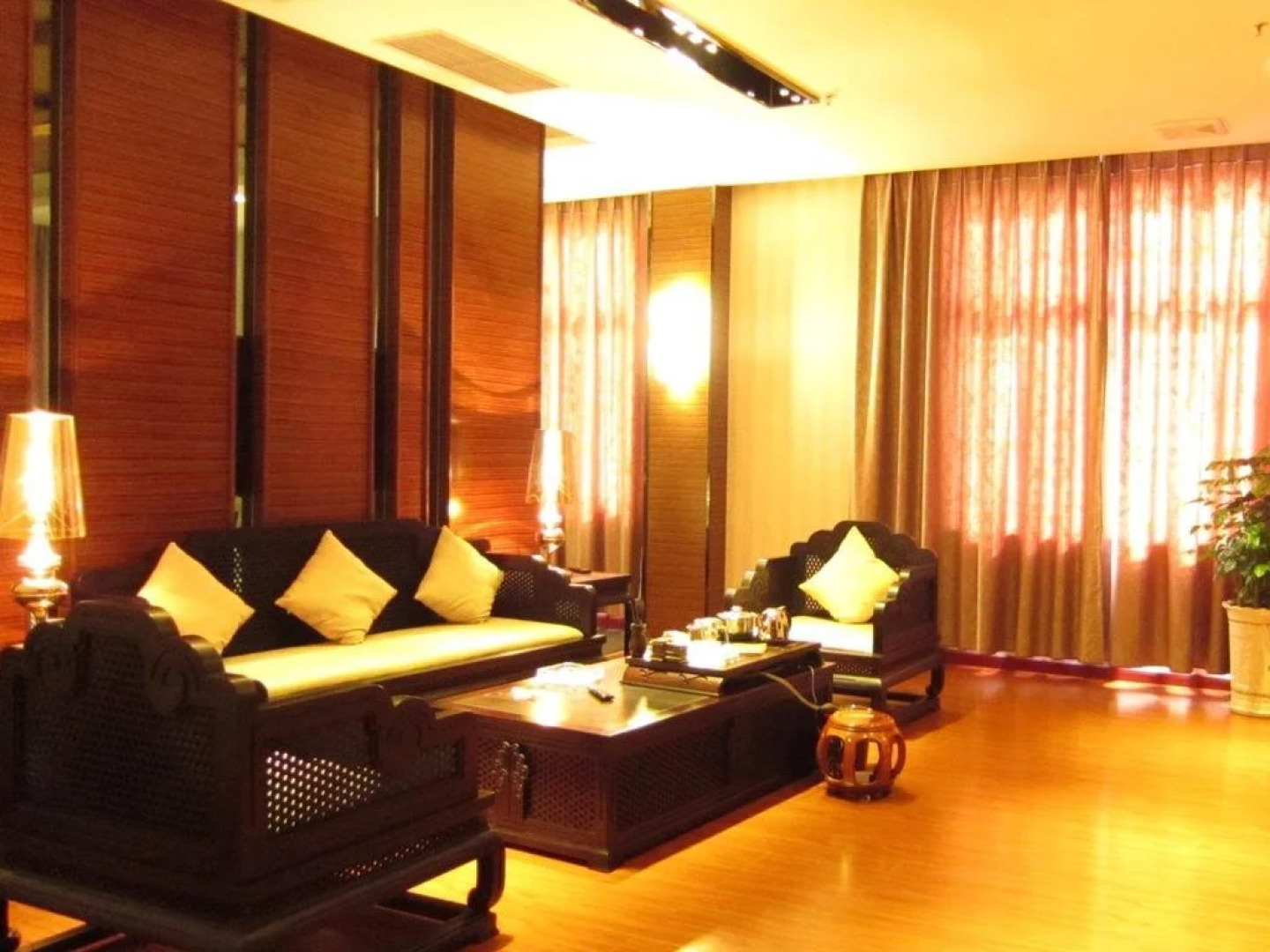 Maple Leaf International Hotel