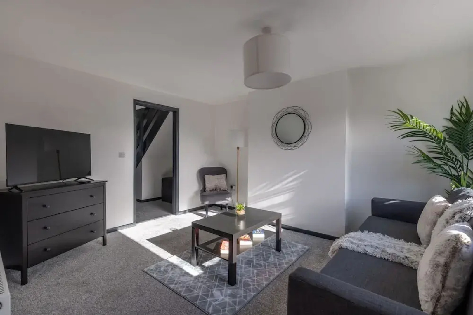 Modern 3 Bed House-free Parking