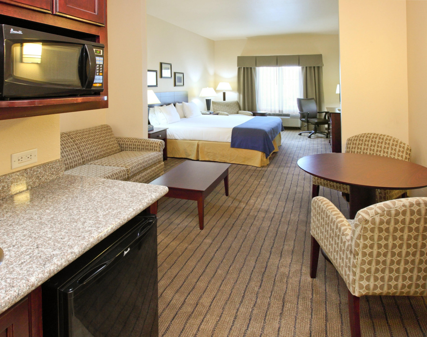Holiday Inn Express & Suites Marshall by IHG