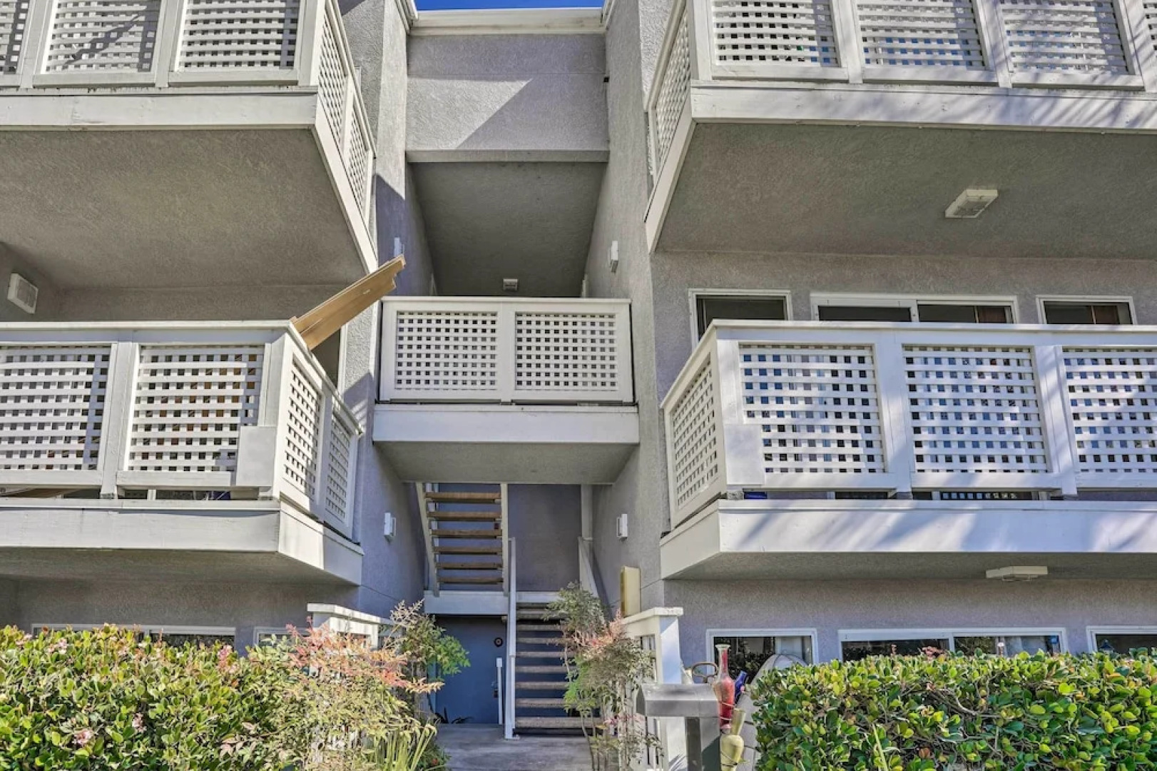 Cozy-chic Condo: Walk to Beach & Park!