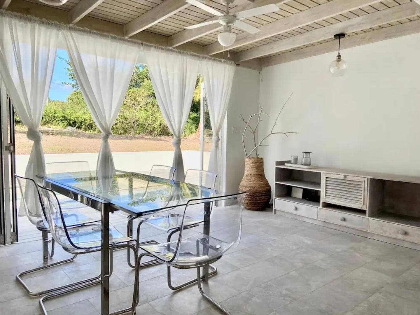 Modern 3bed House in the Heart of Swetes Village