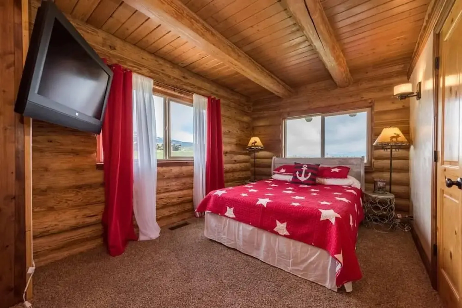 The Two Moose Inn - Luxury Log Cabin for Families!