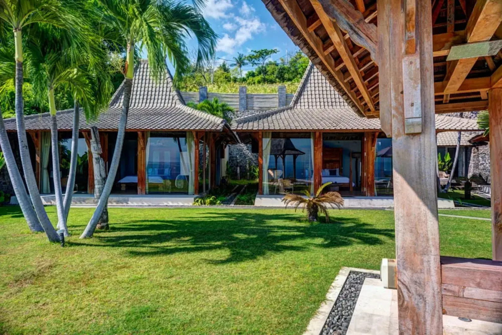 Palatial Wooden Villa, 4br, Lovina