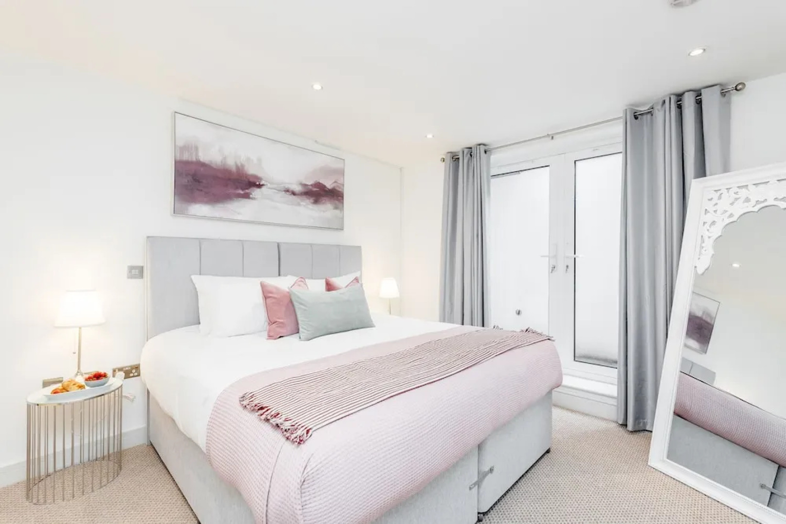 Large Windsor Apartment Free Parking Single or King Beds