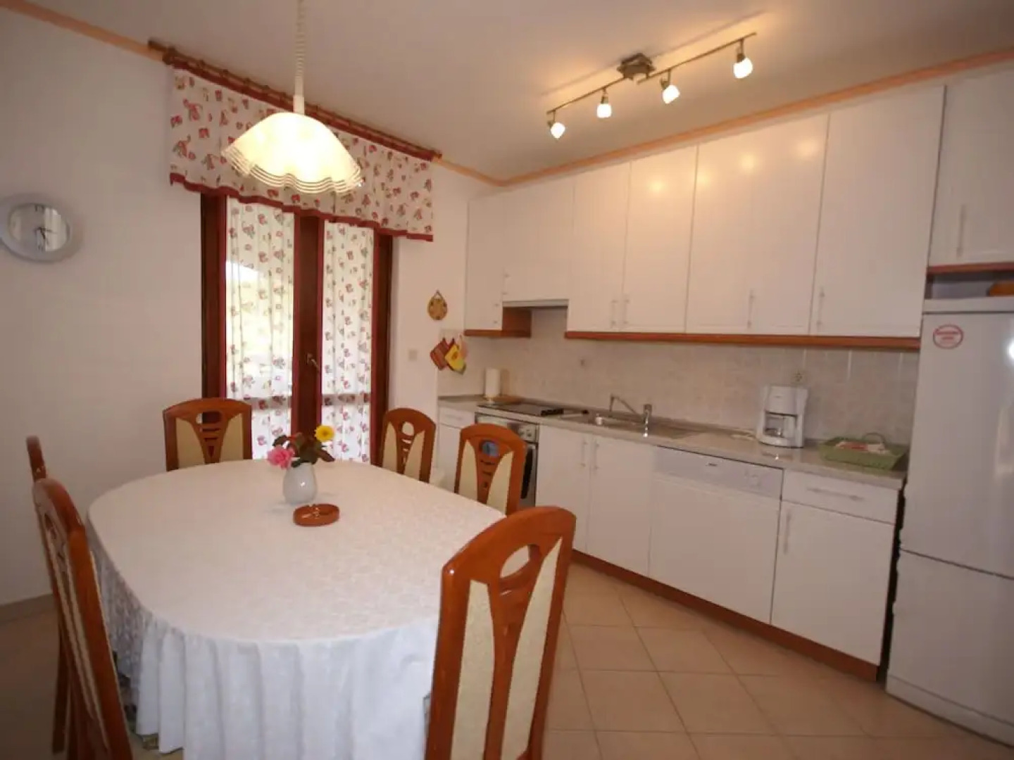 Spacious and Comfortable House With Beautiful Garden Near Tar and Beach 900 m