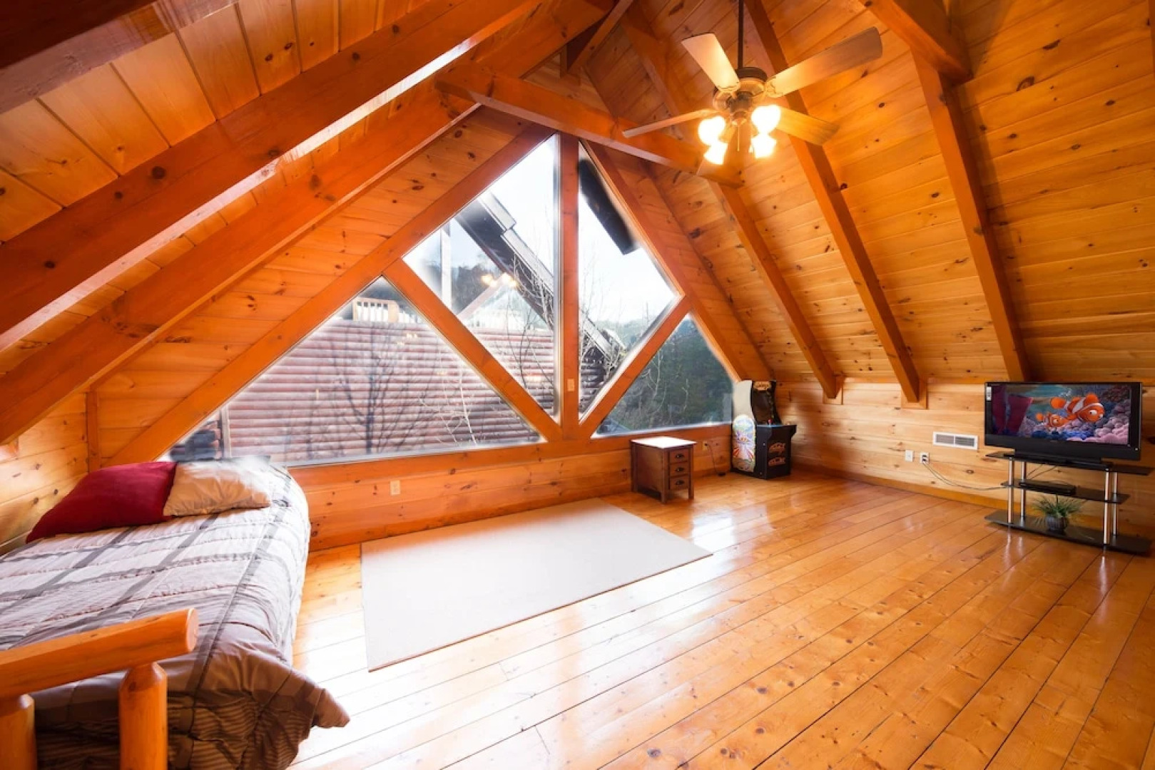 Mountain Movie Inn - Six Bedroom Cabin