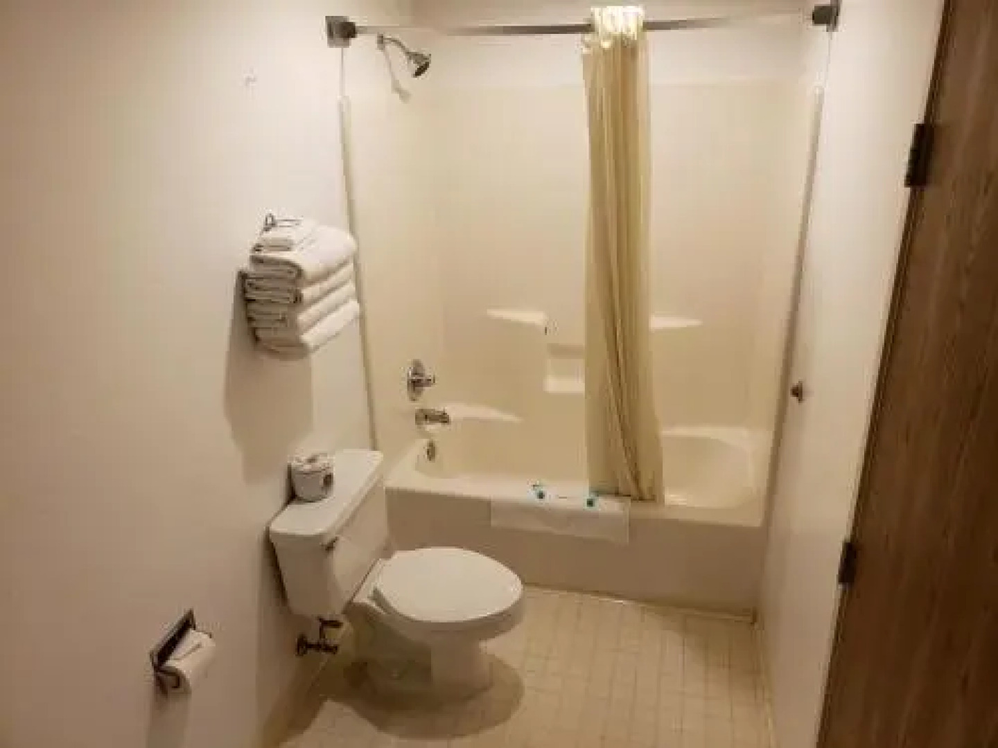 The Center Lodge and Jacuzzi Suites