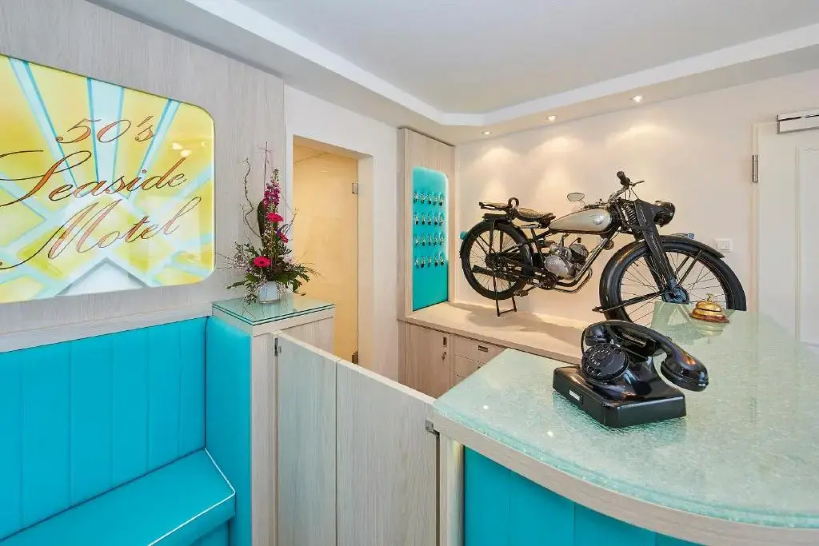 Bernstein Hotel "50`s Seaside Motel"