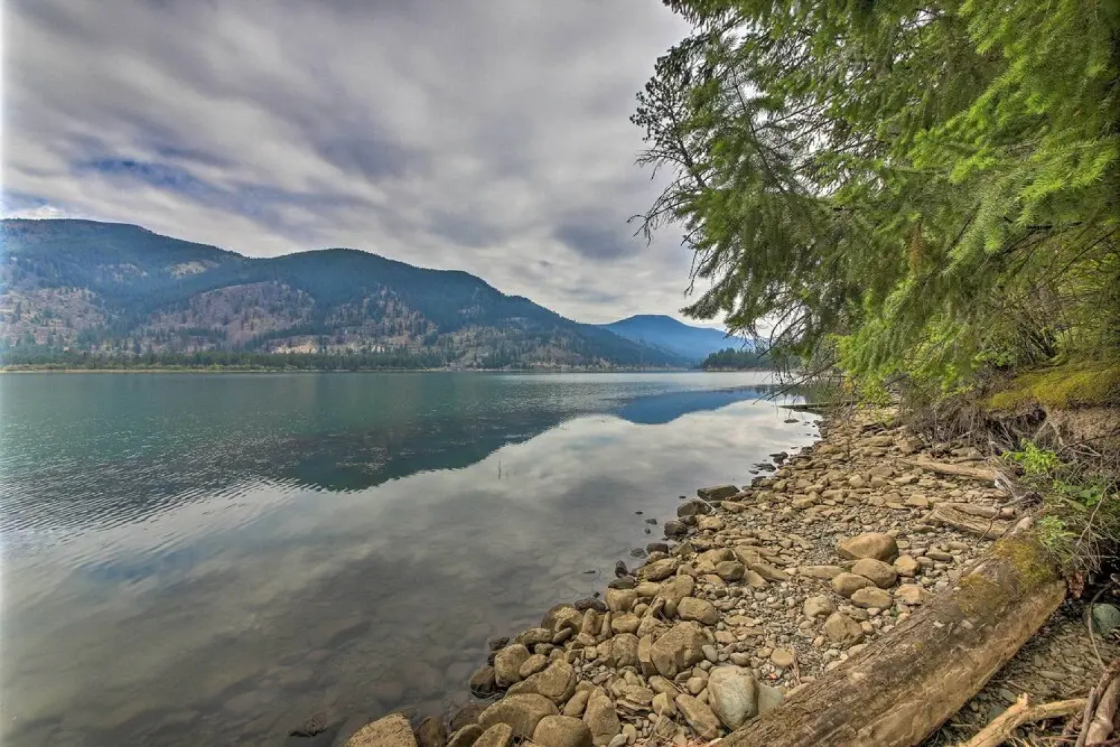 Woodsy Riverfront Retreat in Trout Creek Montana!