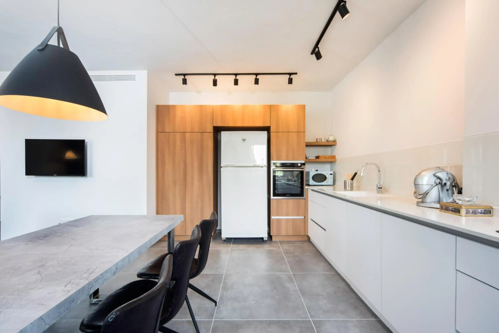 Nice 2Bd W/ Balcony and Private Parking by Sea N' Rent