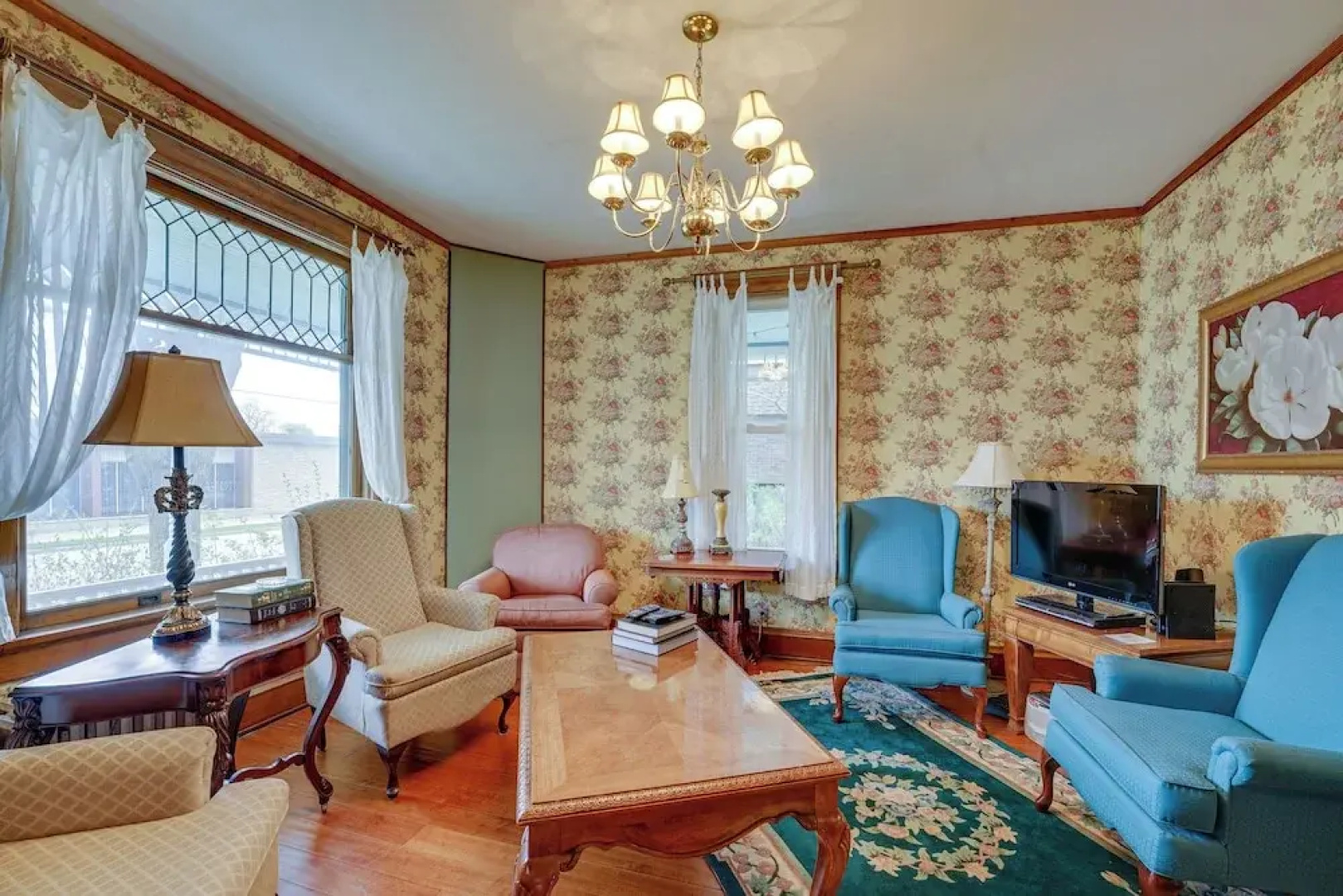 Dtwn Victorian Home - 1 Mi to Lake Michigan Beach!