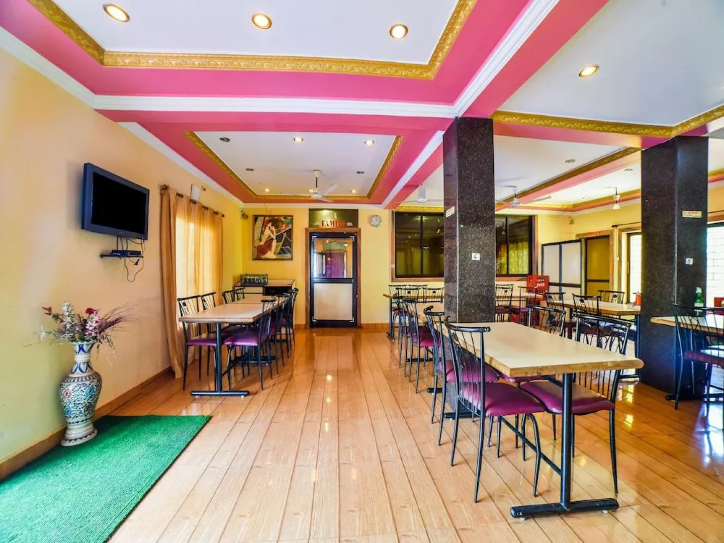 Oyo 28139 Hotel Empire