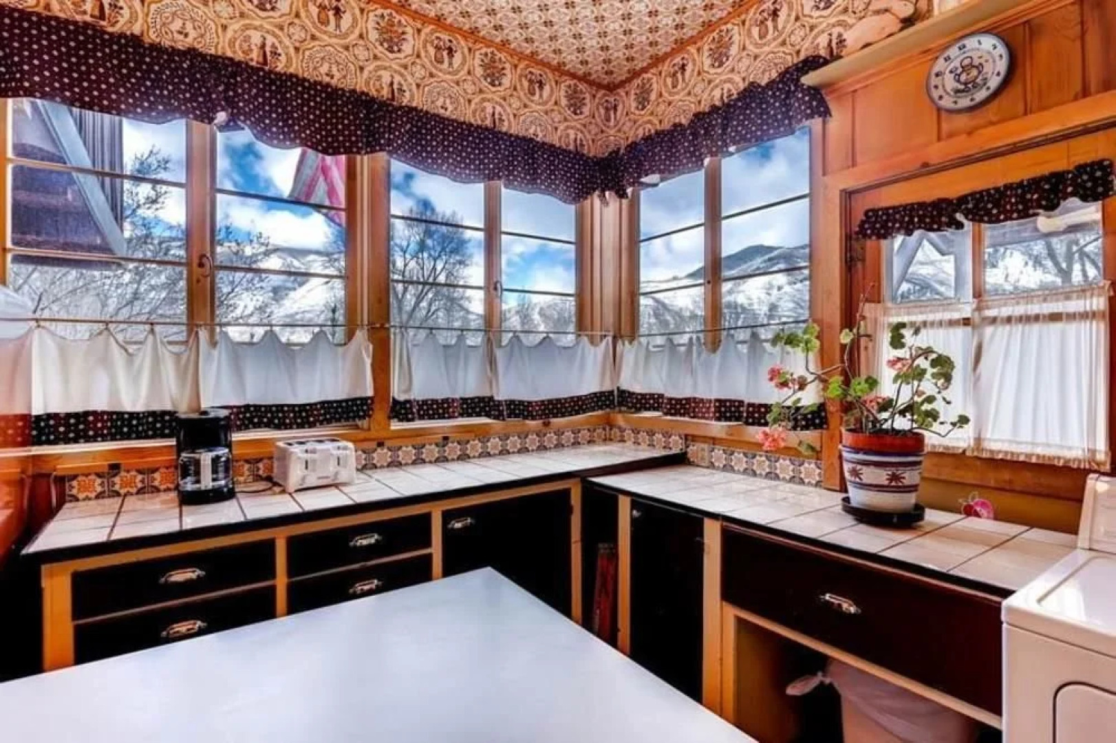 Barbee Cottage Downtown Private Home by McCartney