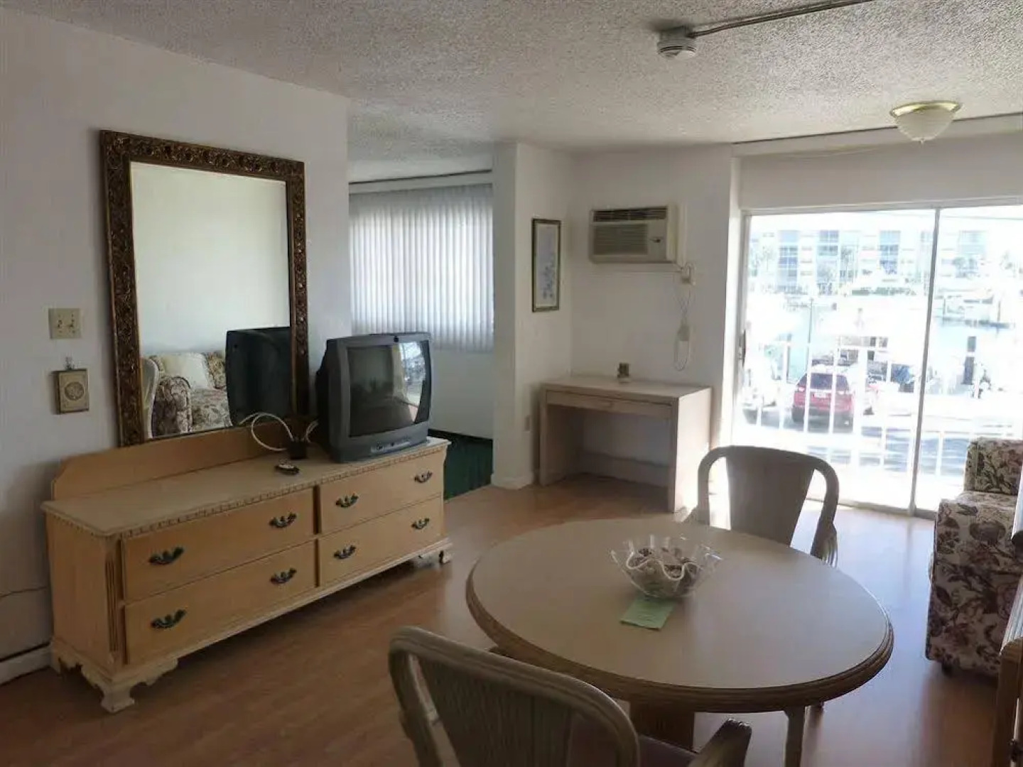 Camelot Waterfront Inn