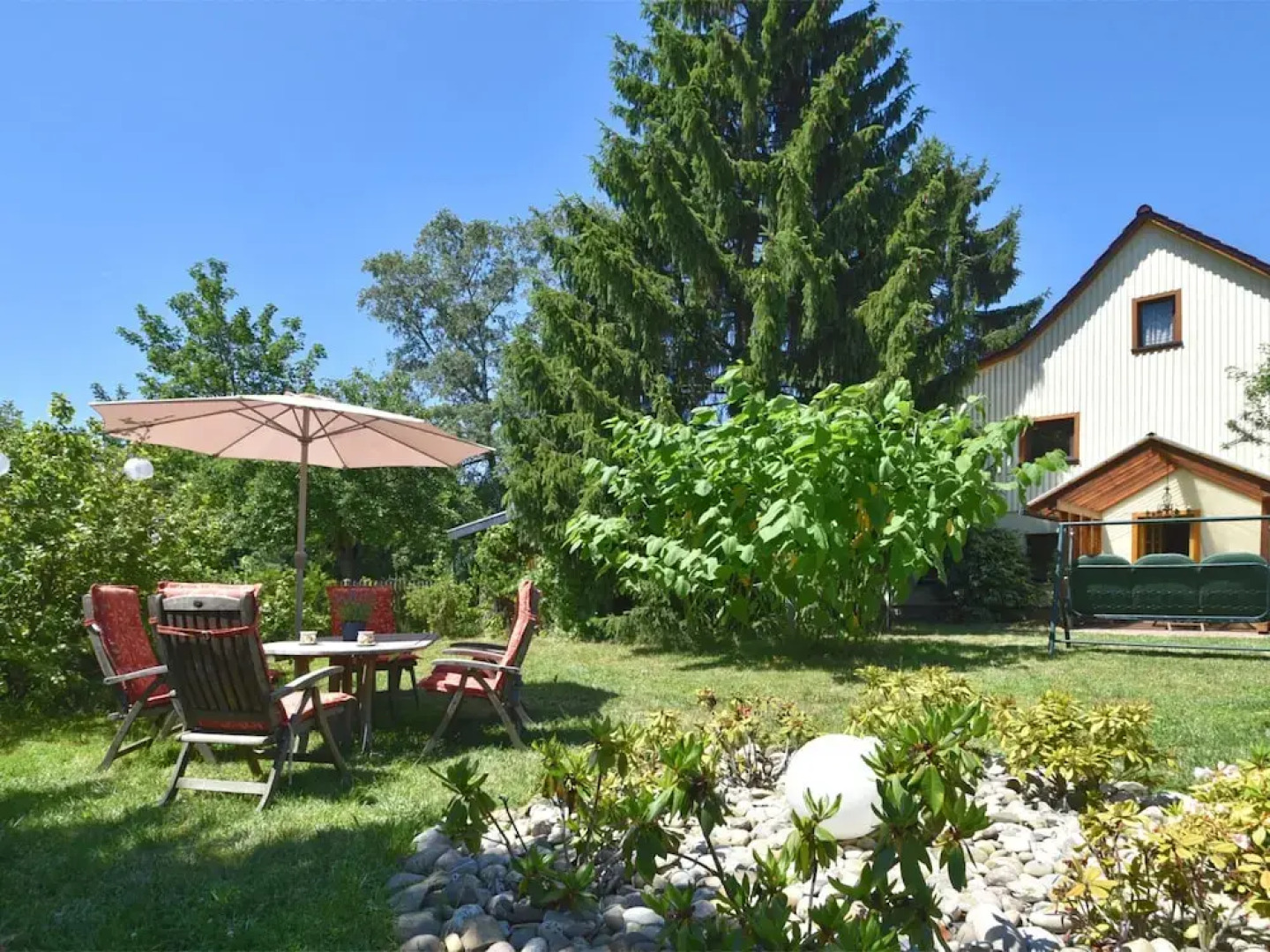 Vintage Hoilday Home in Leina with Pond