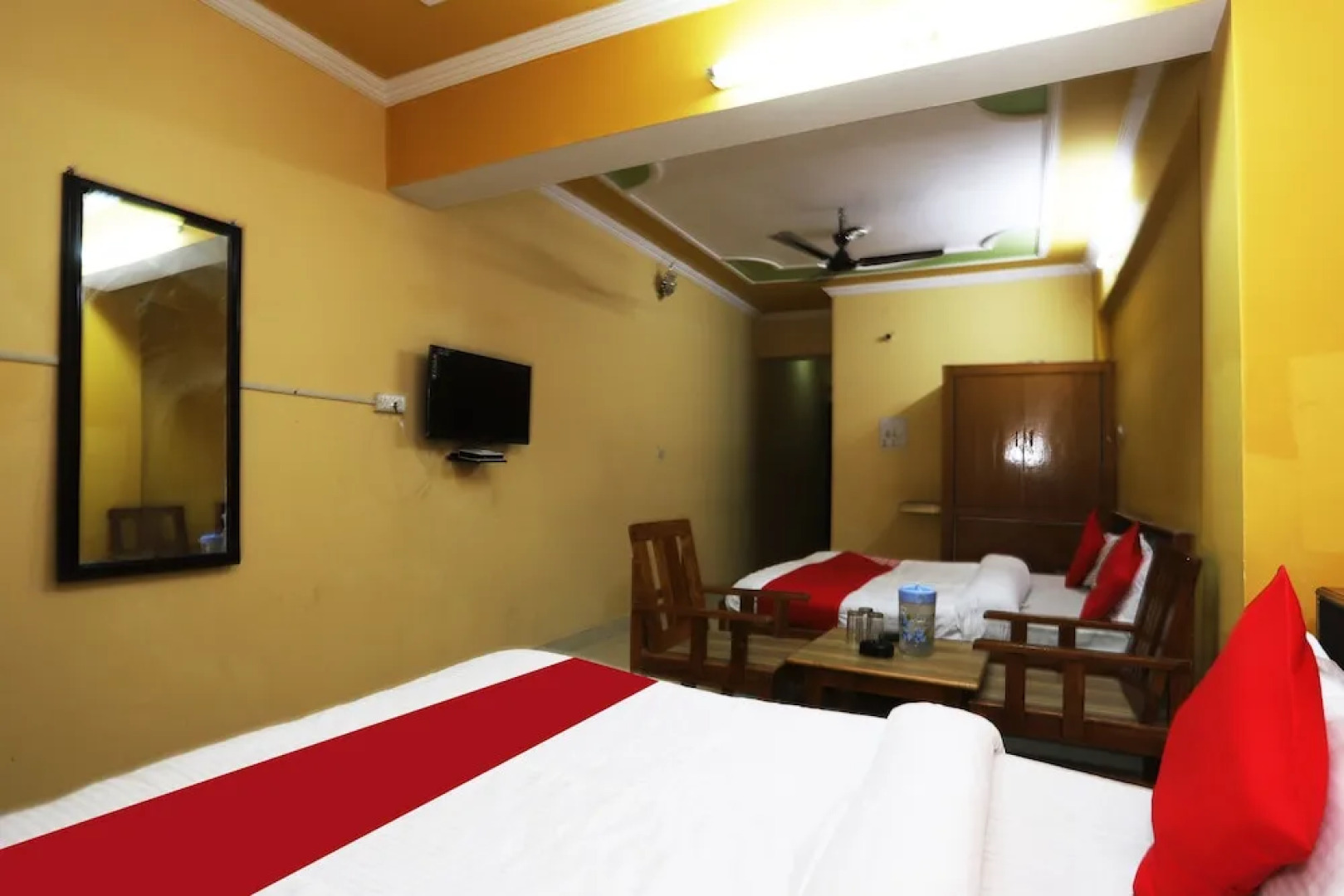 OYO 43688 Hotel Surya