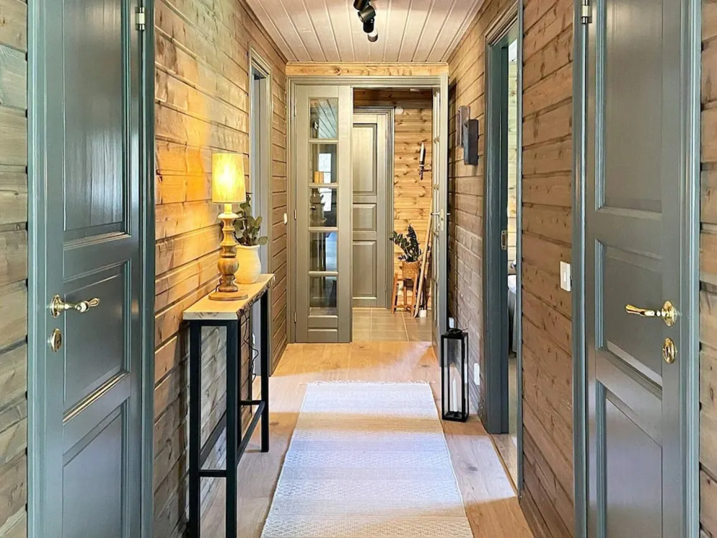 Charming Lakeside Cottage Getaway