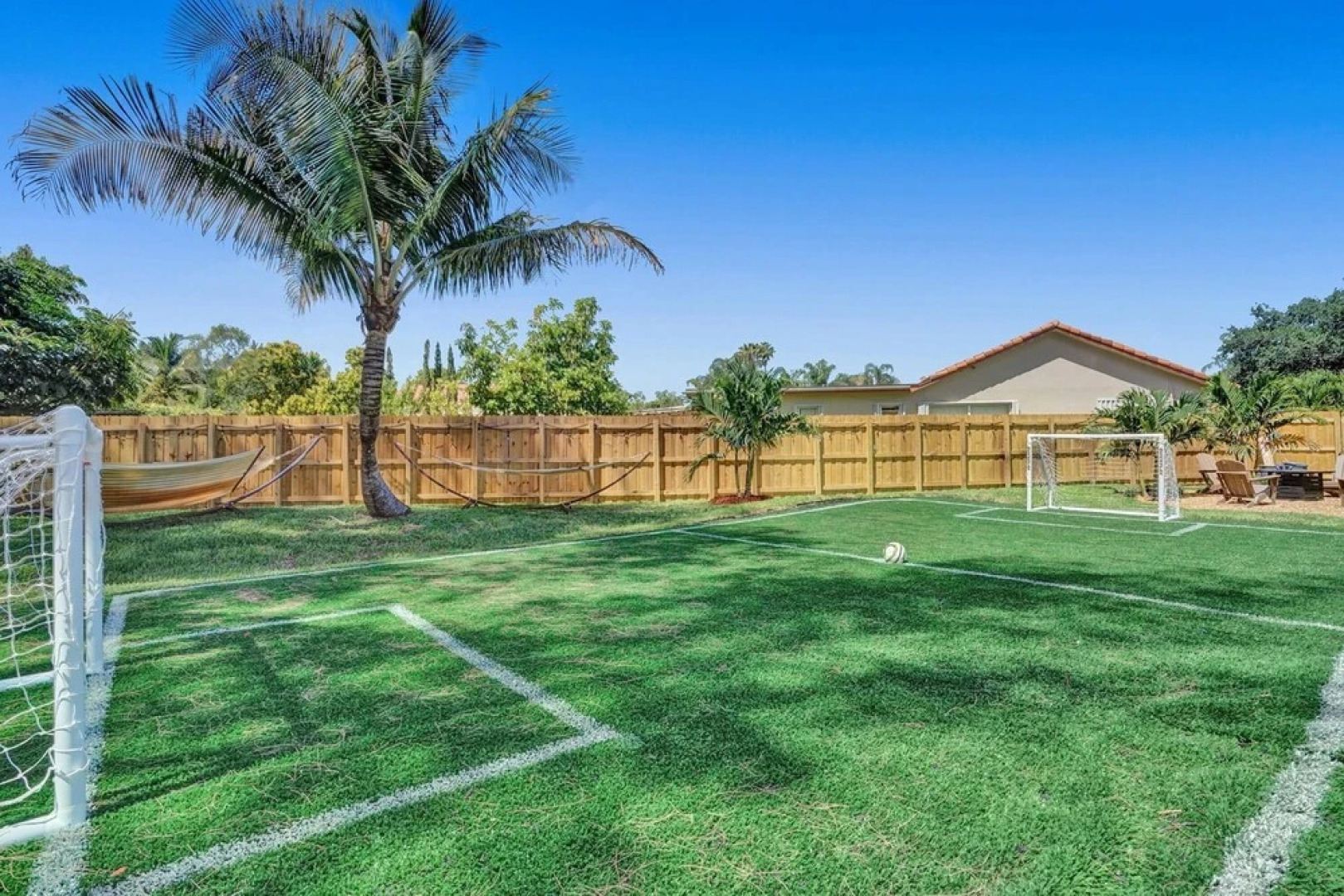 7 Br Home with Pool Gameroom & Soccer
