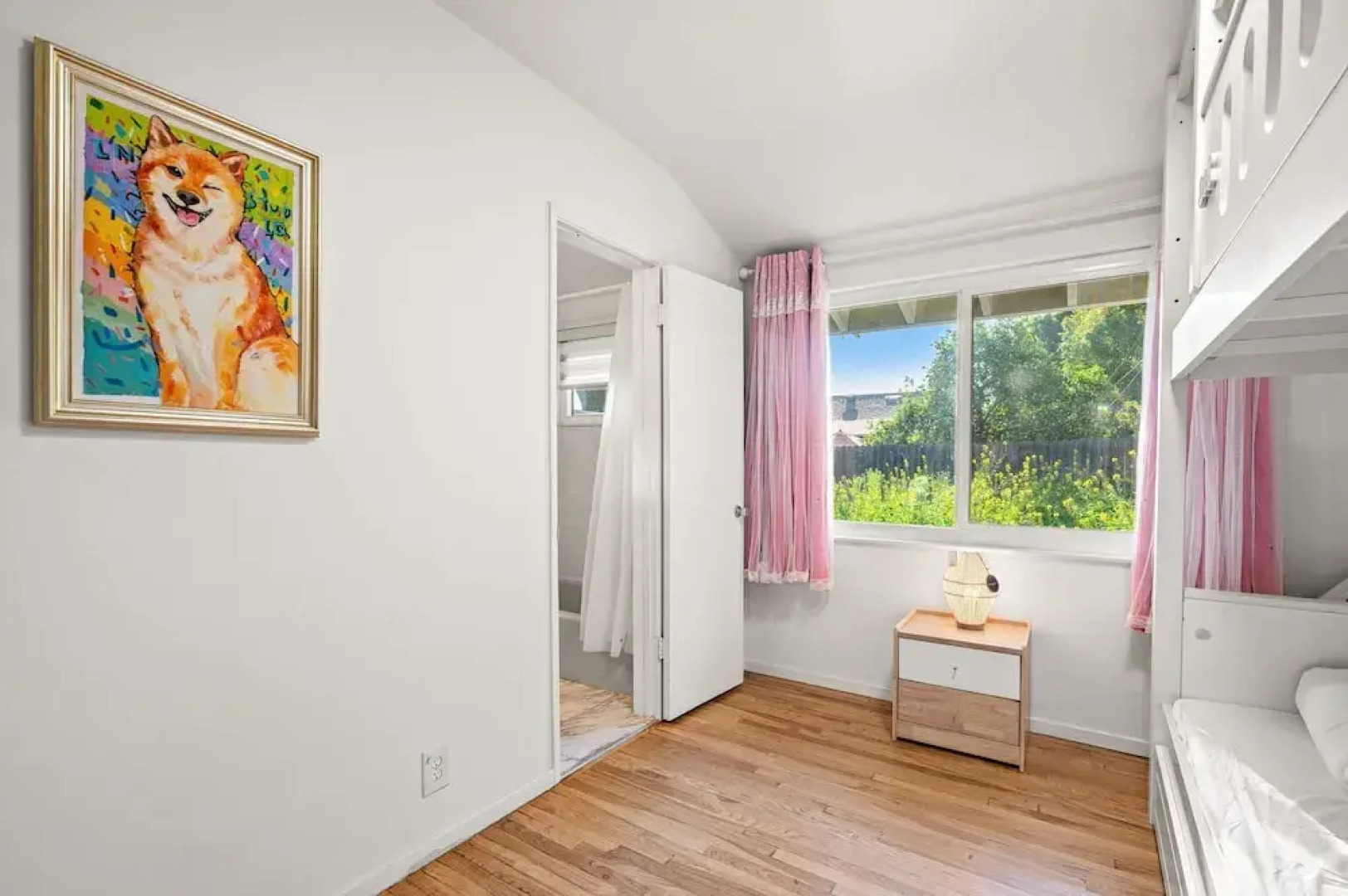 Perfect Family Home With Fireplace Spacious Yard