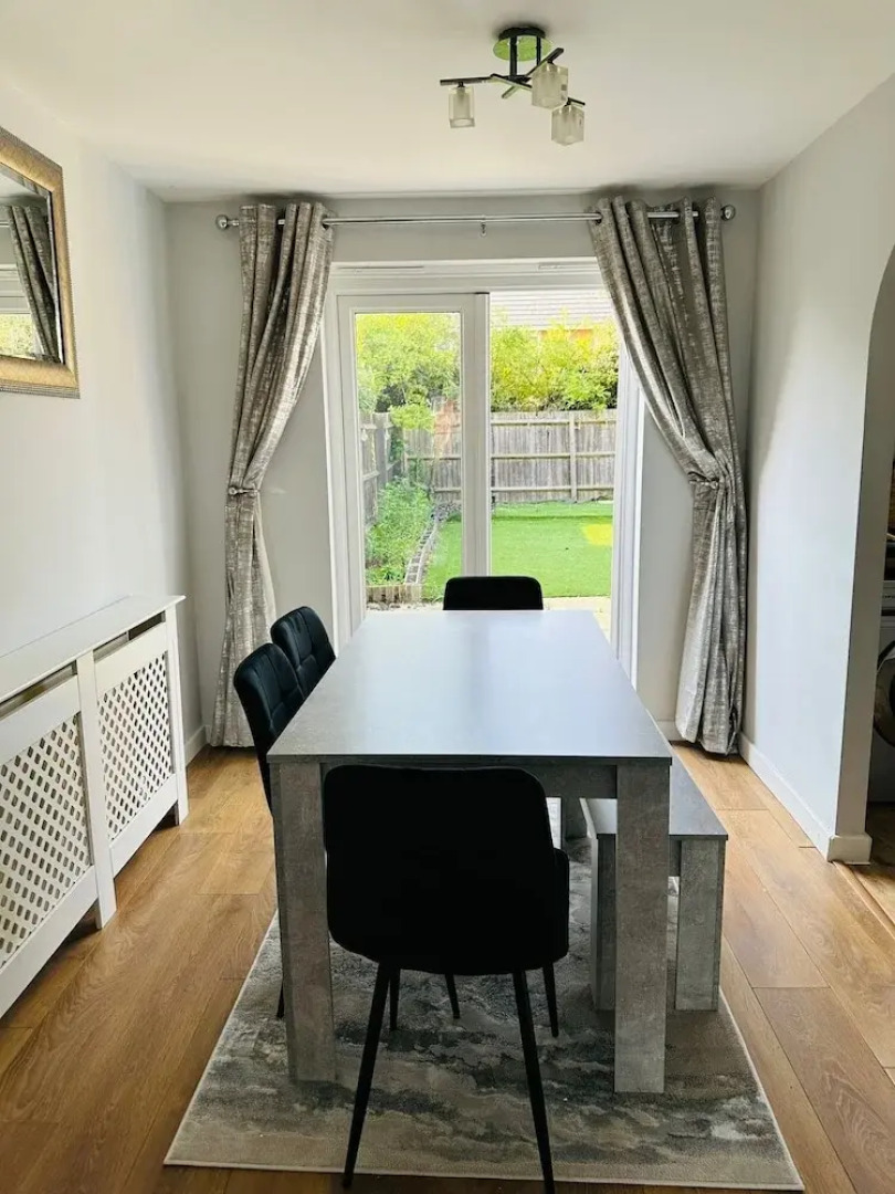 Housesleeps5-parking-garden-privateentrance