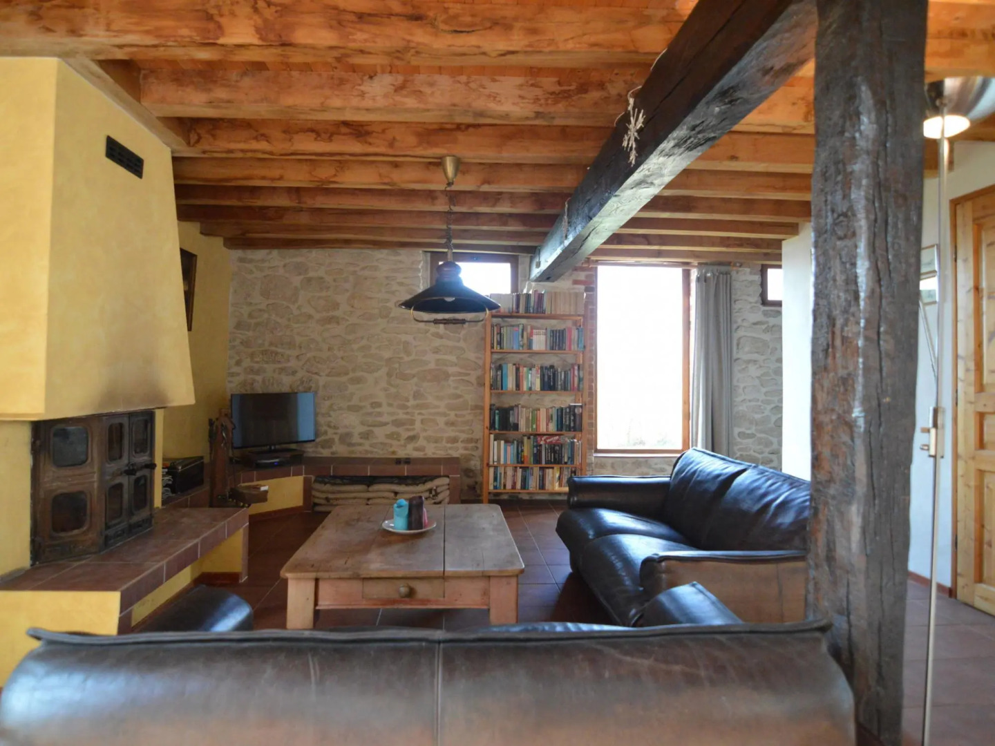 Cosy Holiday Home in Oussoy-en-Gatinais with Library