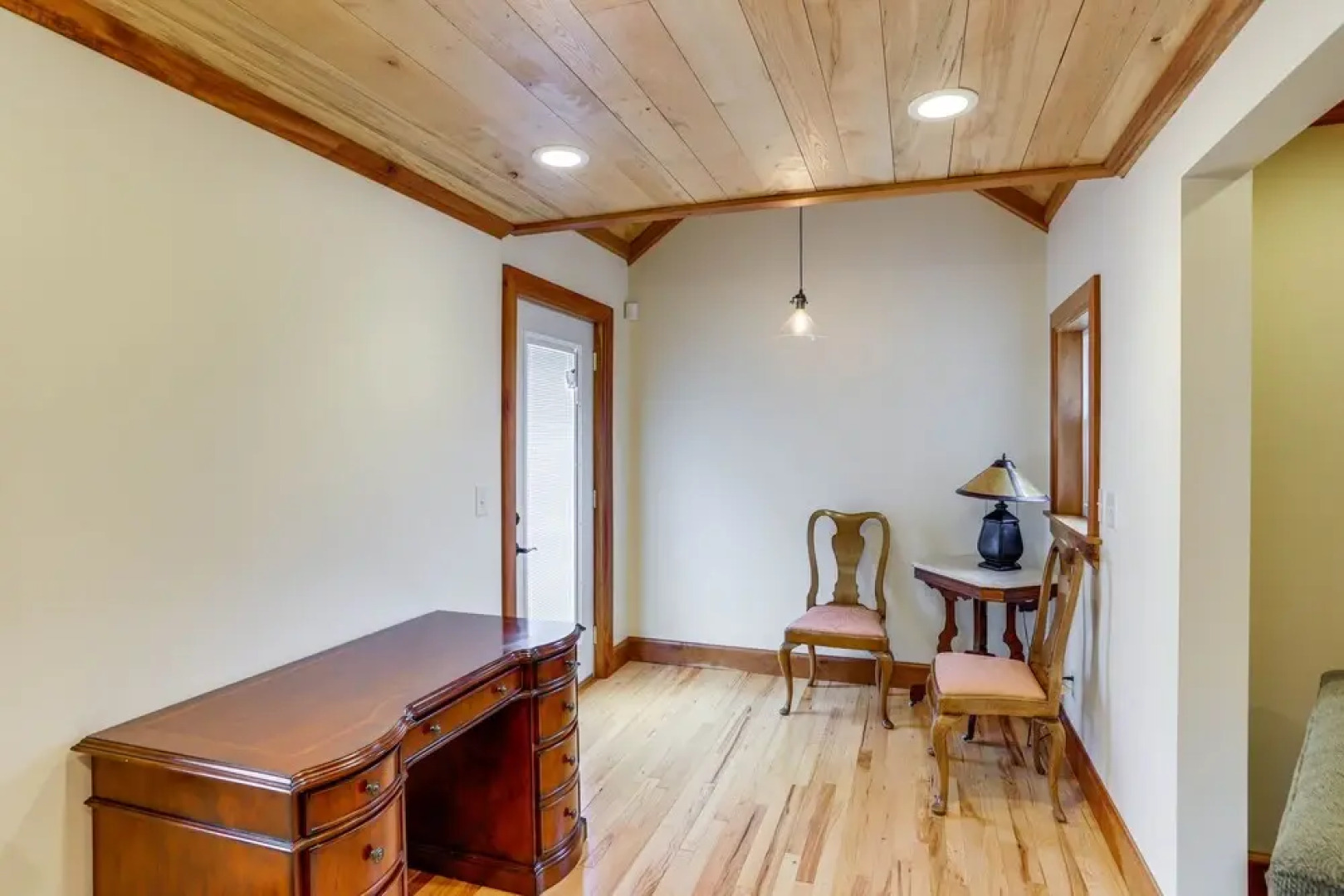 Warm & Cozy Mansfield Home: Deck, Gas Fire Table!