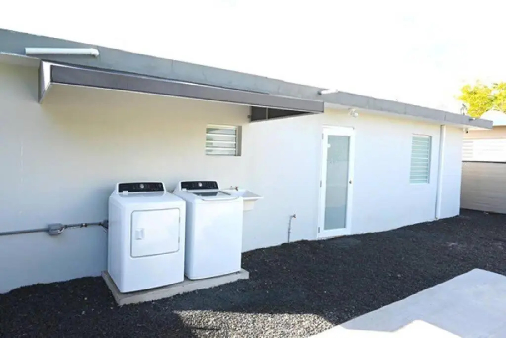 NEW Remodeled pool house 2 minutes from beach