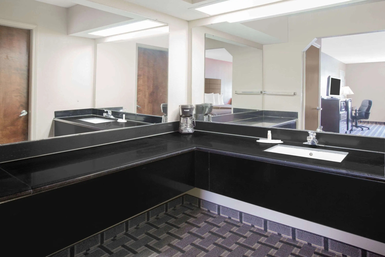 Days Inn & Suites by Wyndham Pine Bluff