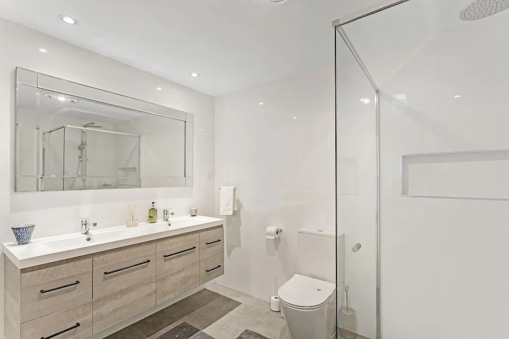 Phuza Maningi, 17 Myan Close