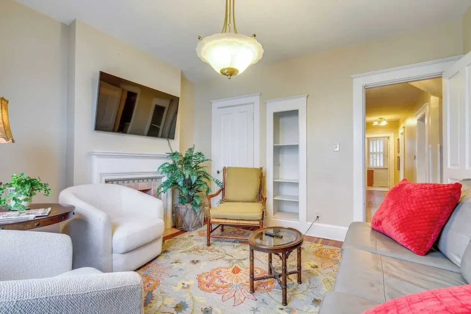 Walk to Garden & Restaurants: Zanesville Apartment