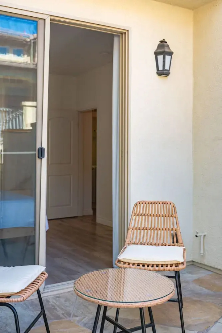 Private Entry Suite w Patio Bath Kitchenette