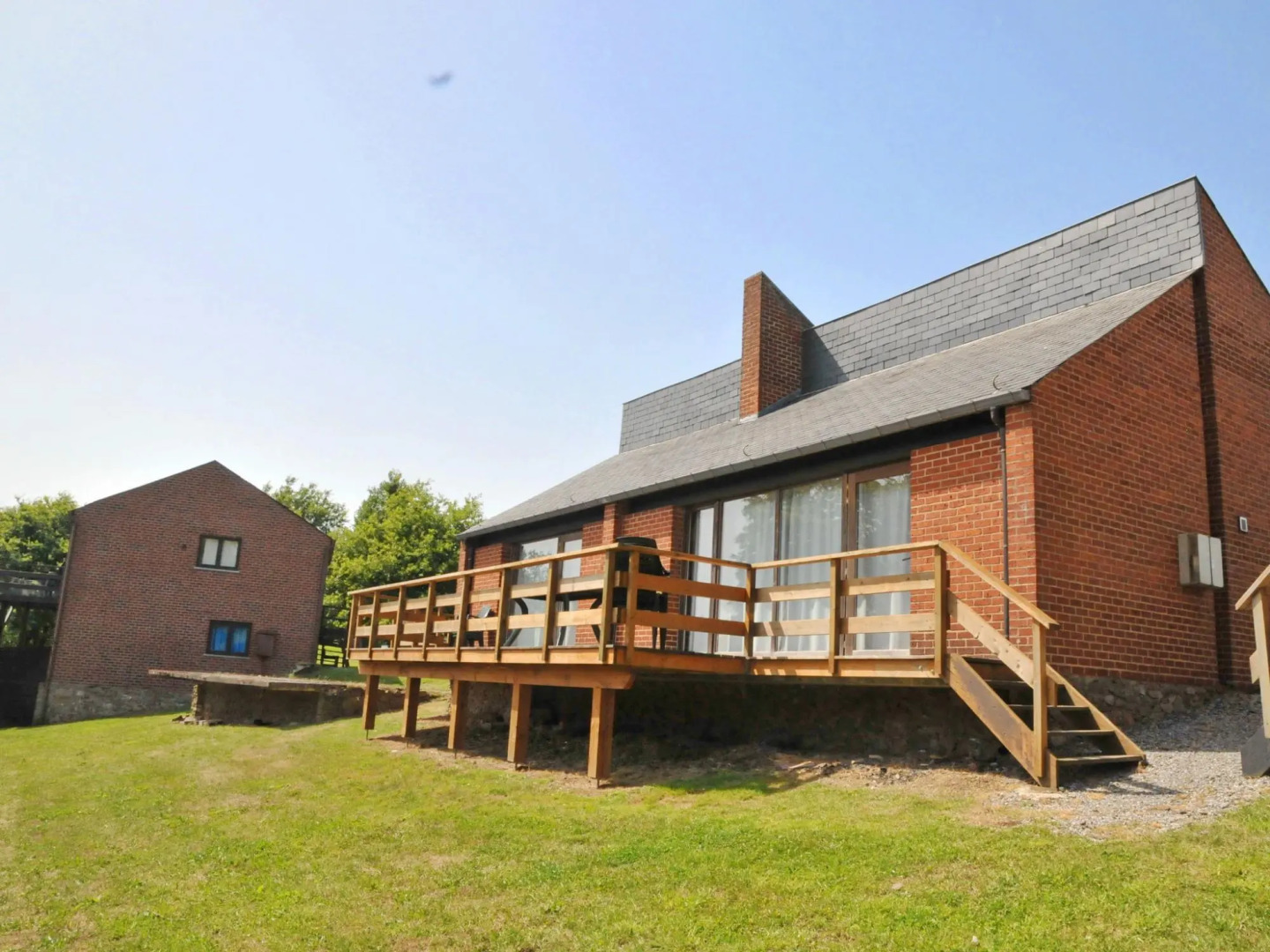 Nicely Furnished Bungalow with Fireplace near Maas