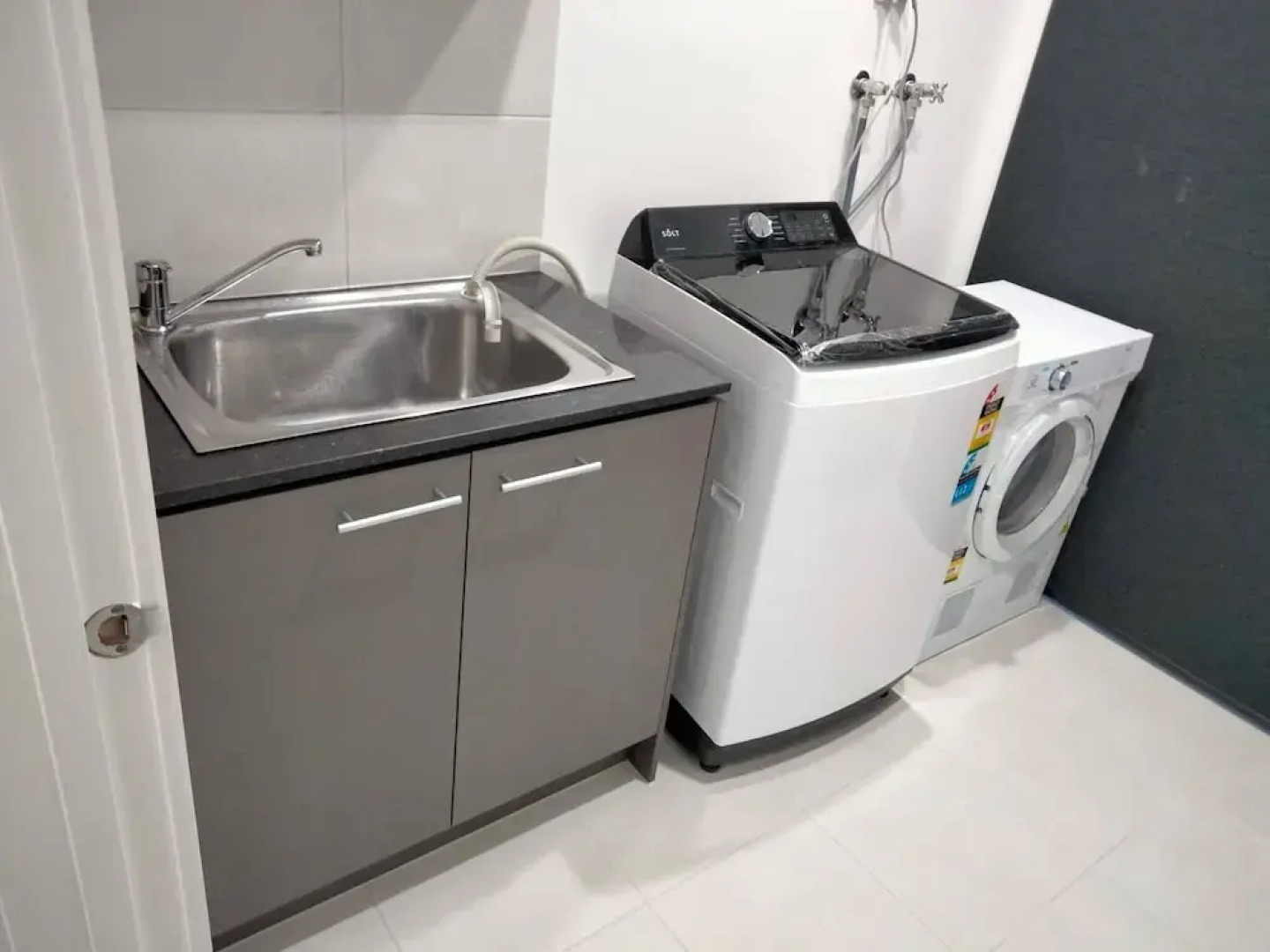 Modern & Cosey 4bedroom House Walk to Beach