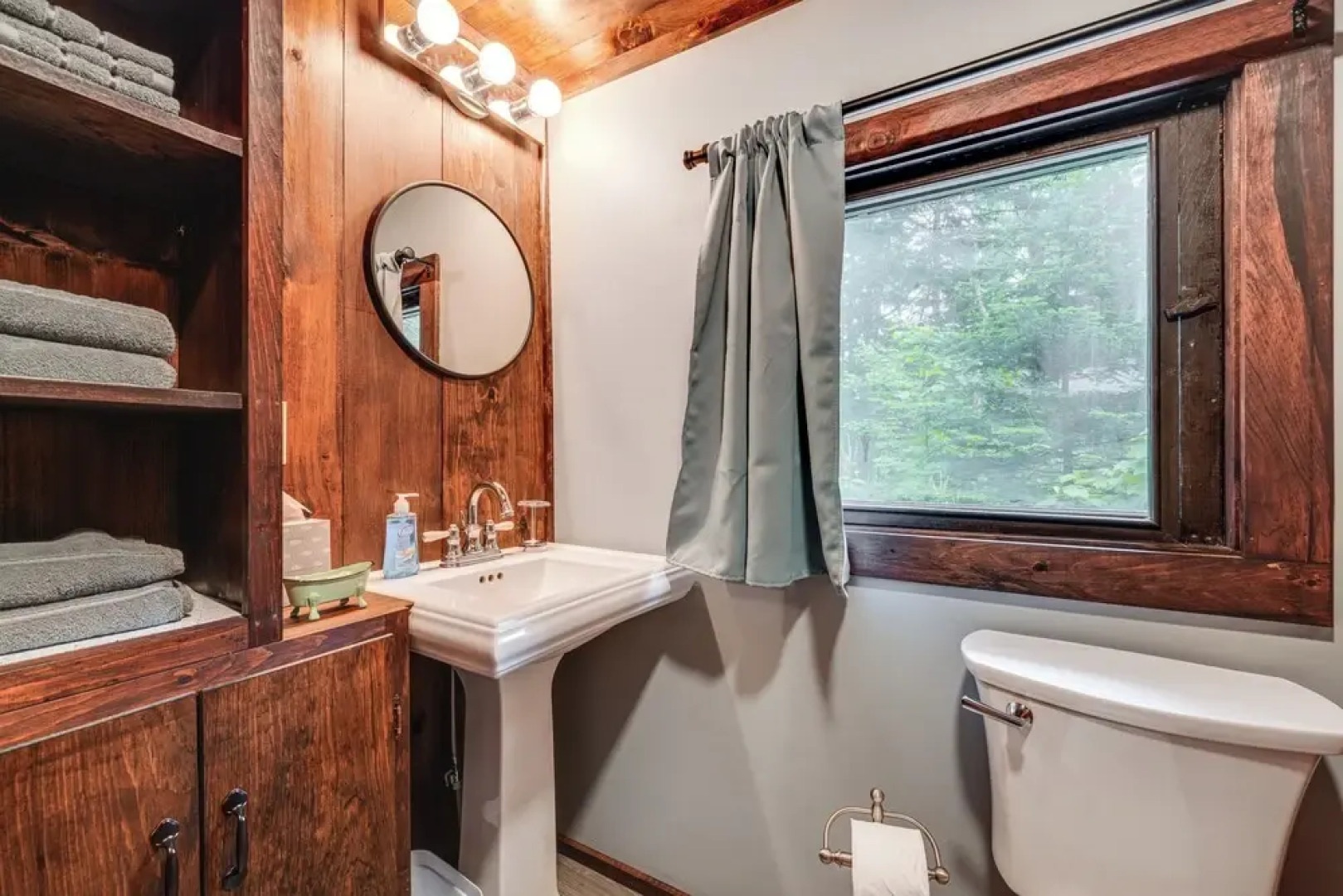 Walk to Barrett's Park: Wooded Cabin w/ Grill!