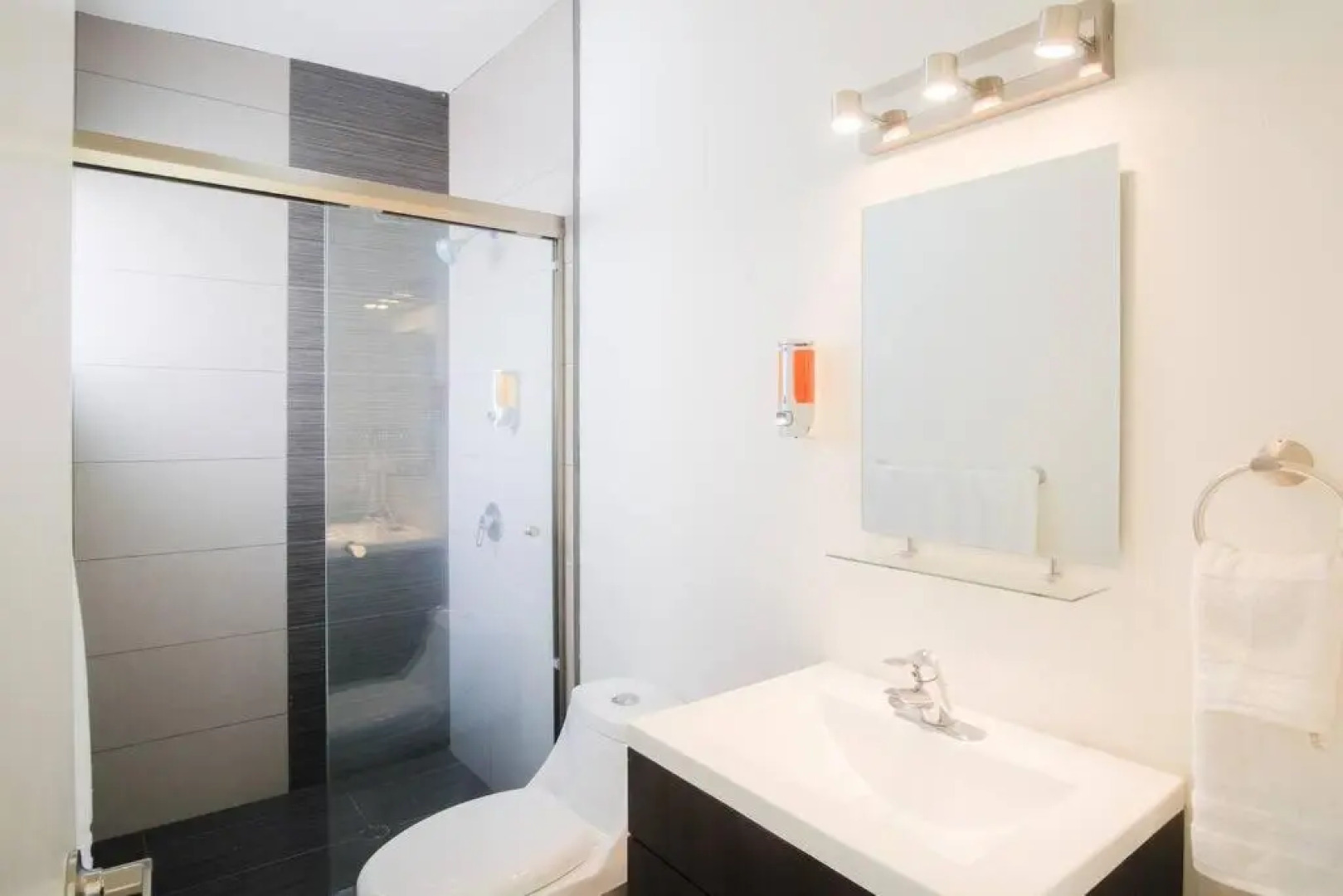 New House / VIP / 1 Block to the Beach