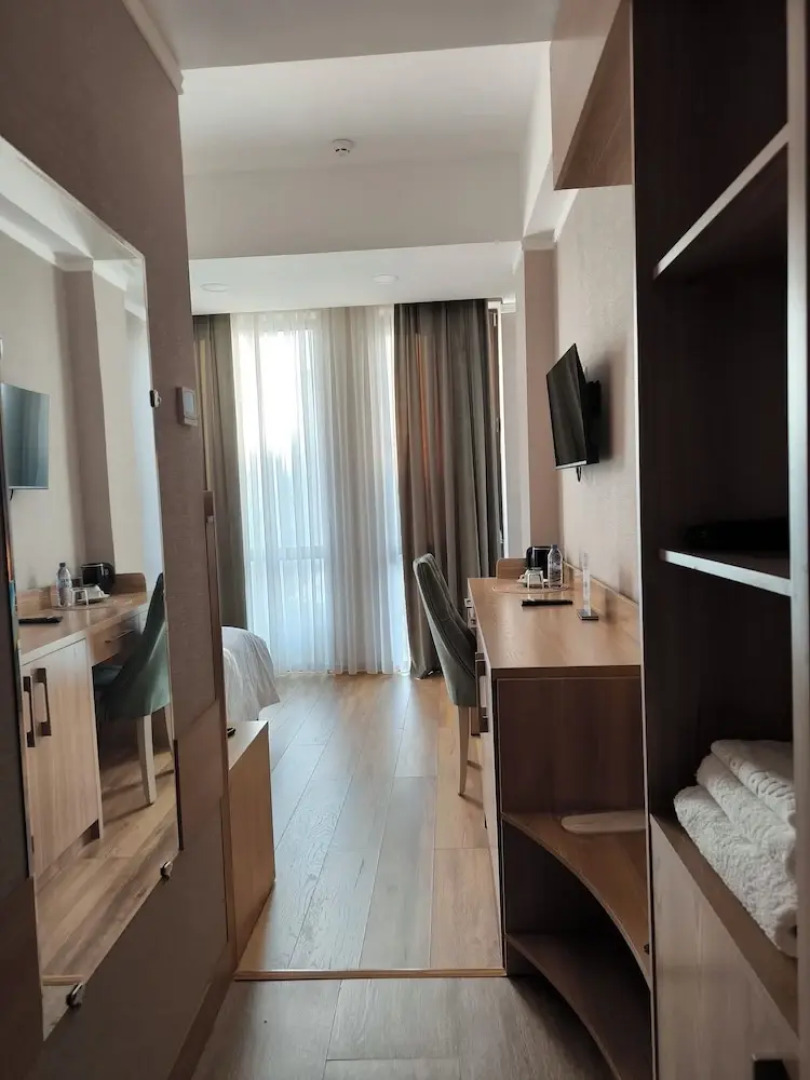 Отель Saroy Gardens