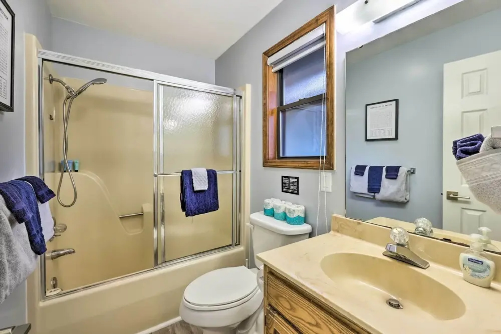 Holiday Island Home: Mountain View + Hot Tub!