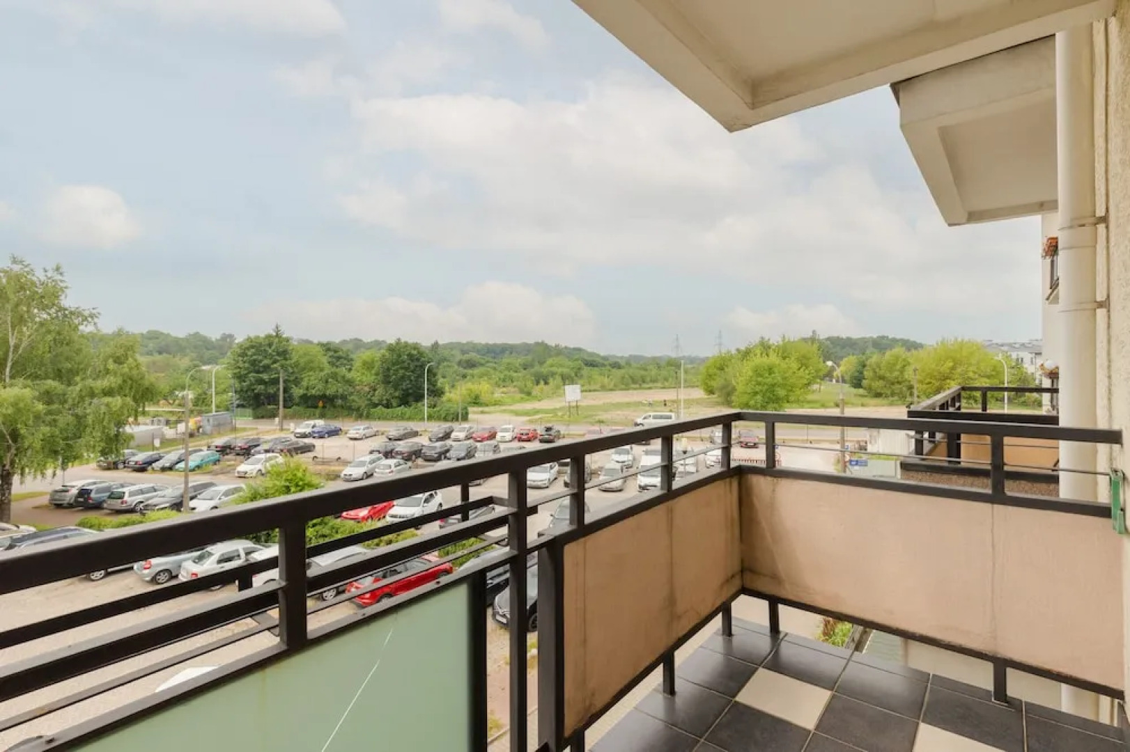 Spacious Apartment Pruszkow by Renters