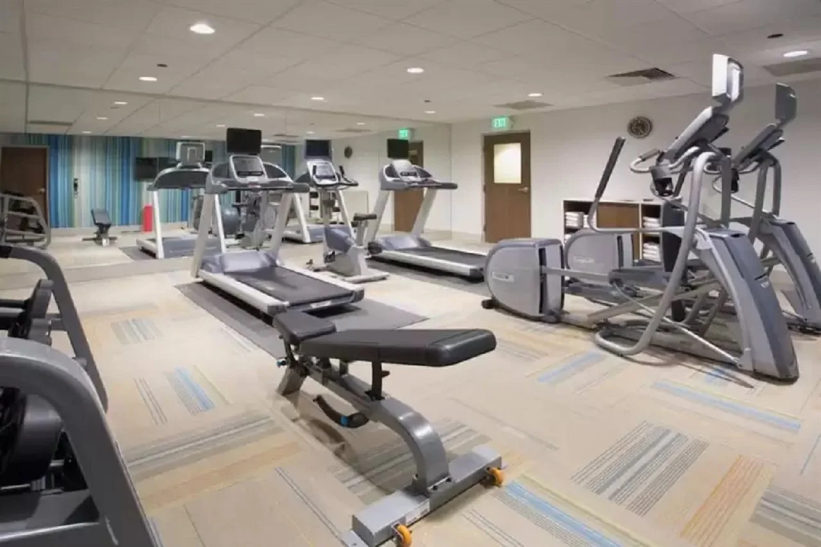 Holiday Inn Express & Suites Roanoke – Civic Center by IHG