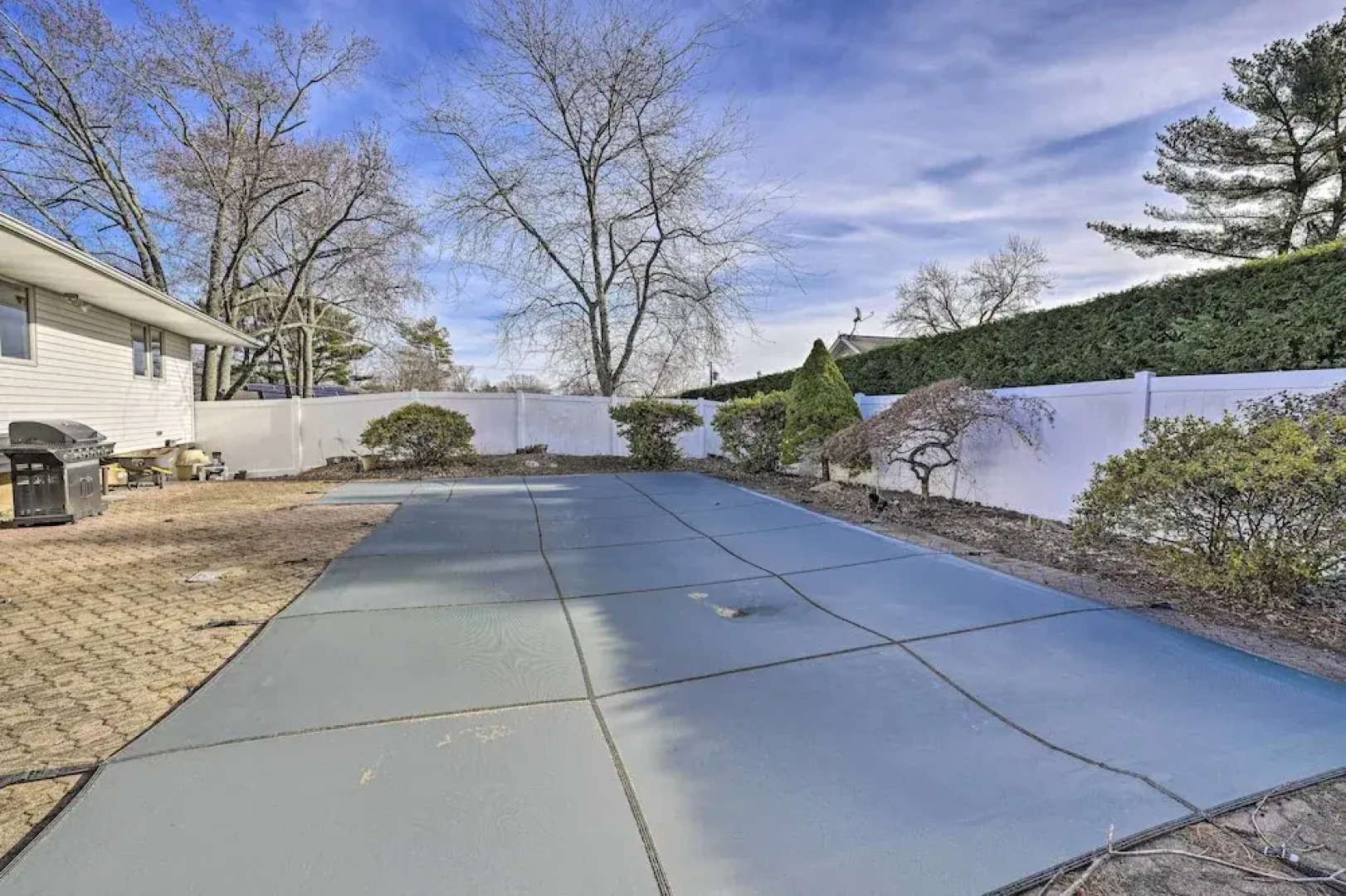 Quiet Commack Cottage w/ Pool, 8 Mi to Beach!