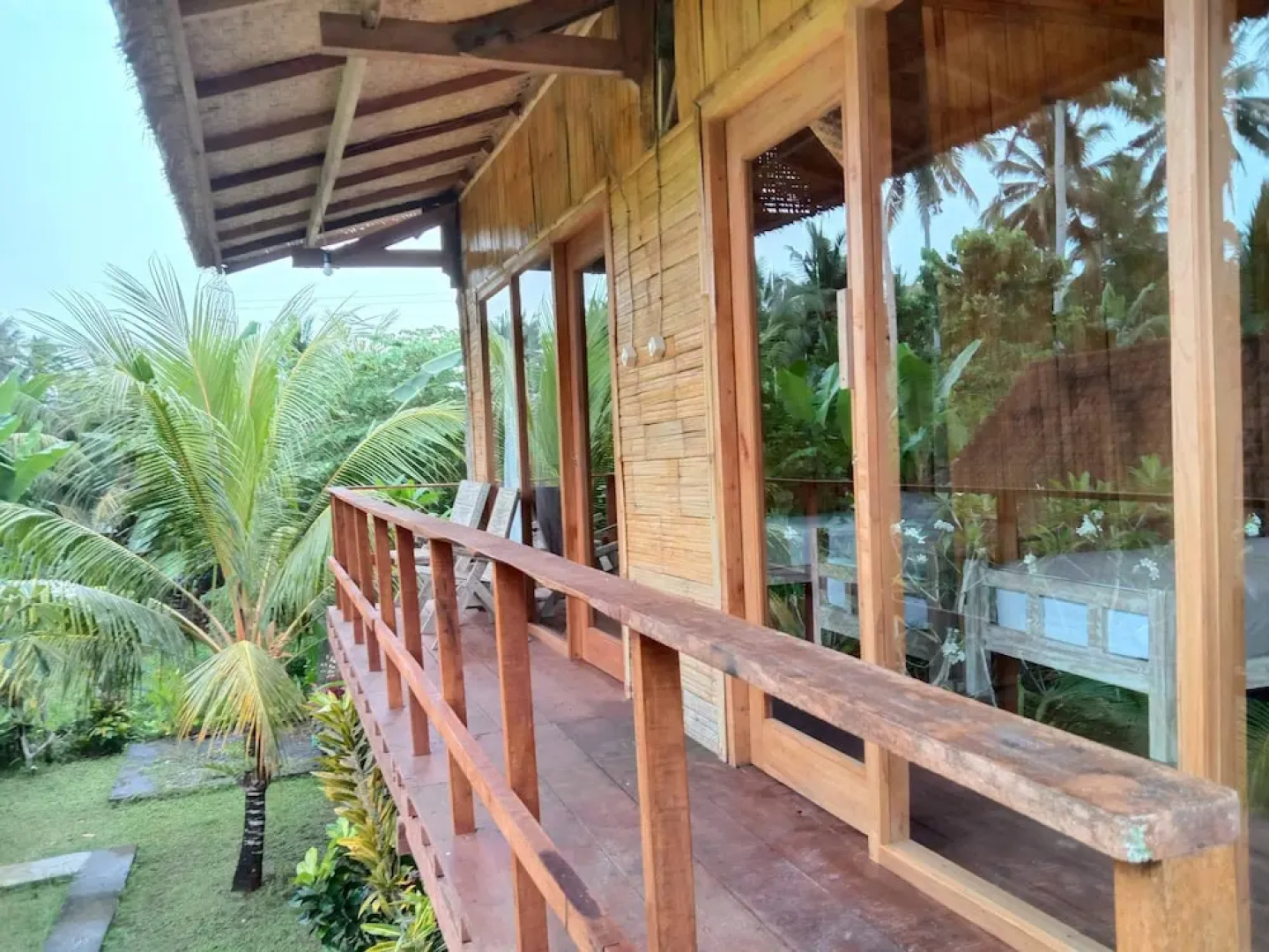 Jungle House - surf & stay