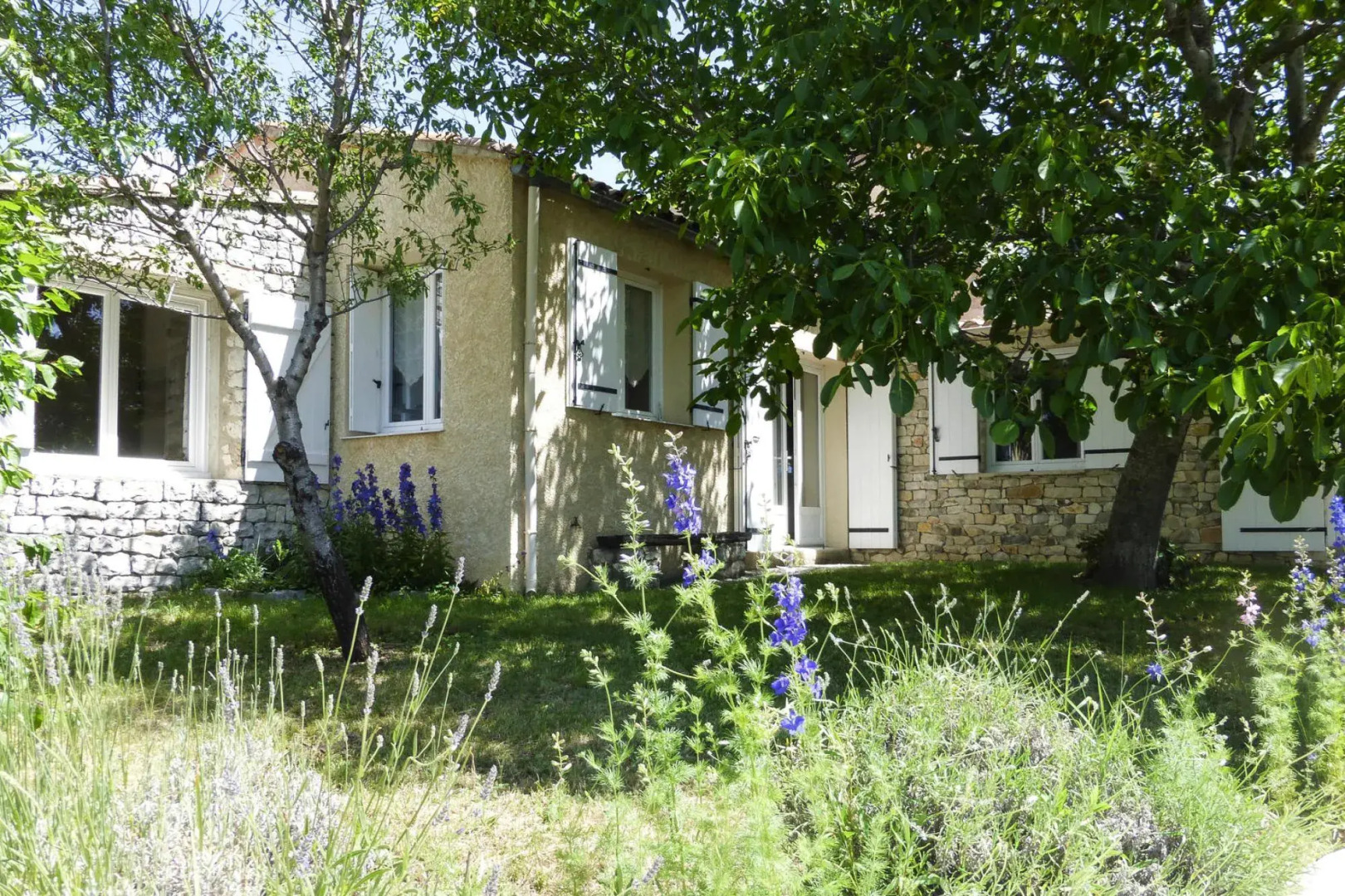 Charming holiday home with private garden, Revest-du-Bion