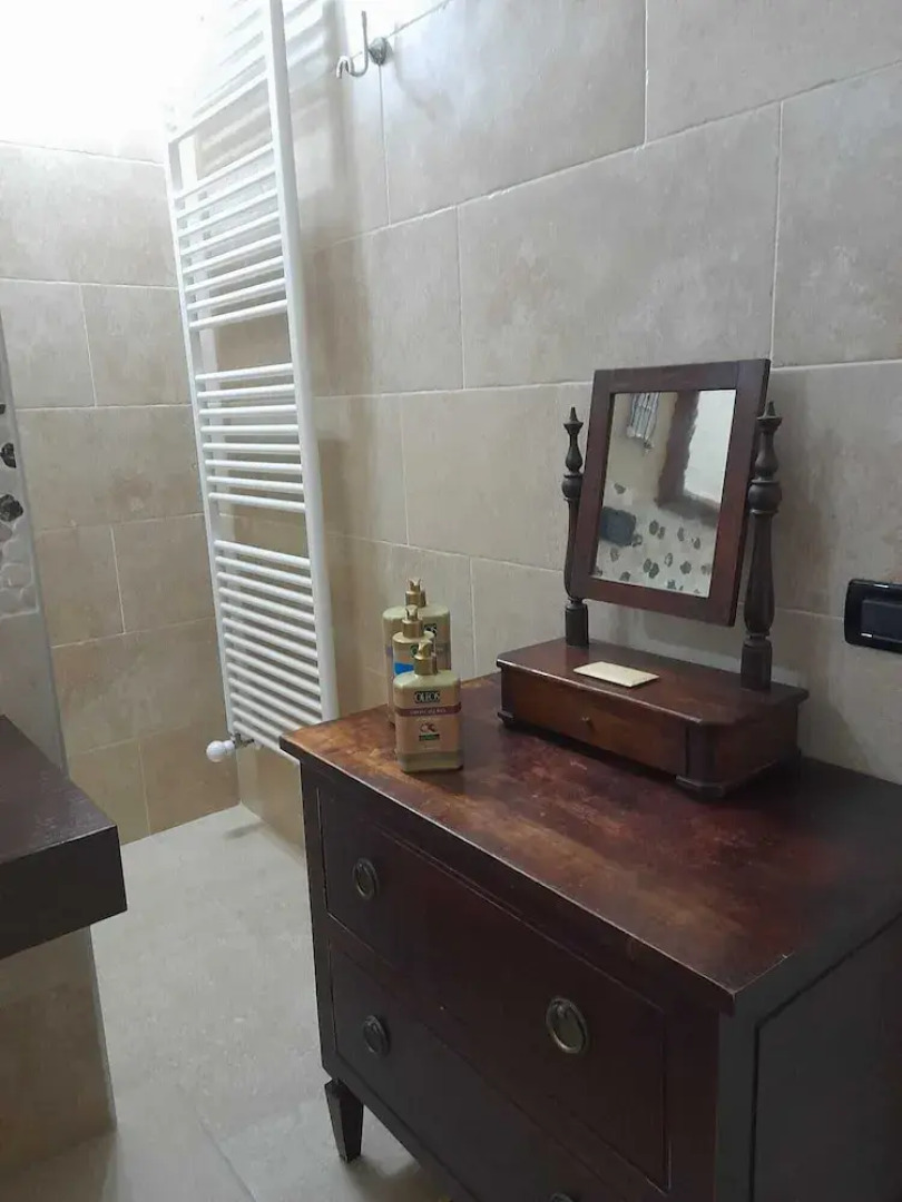 Dueterre Room & Host