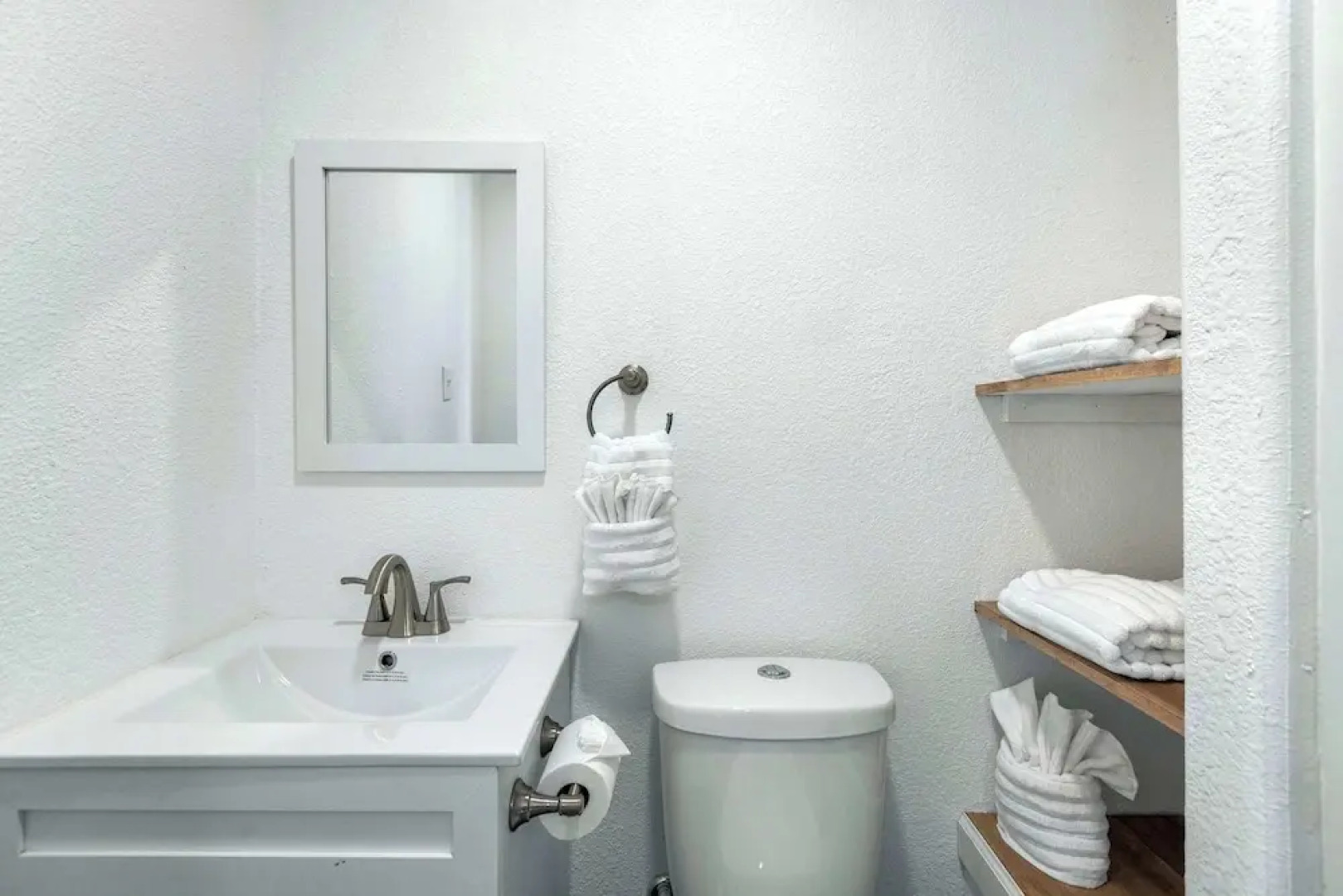 White Oak Landing Spacious 6 BDR w/ Boat Slip!