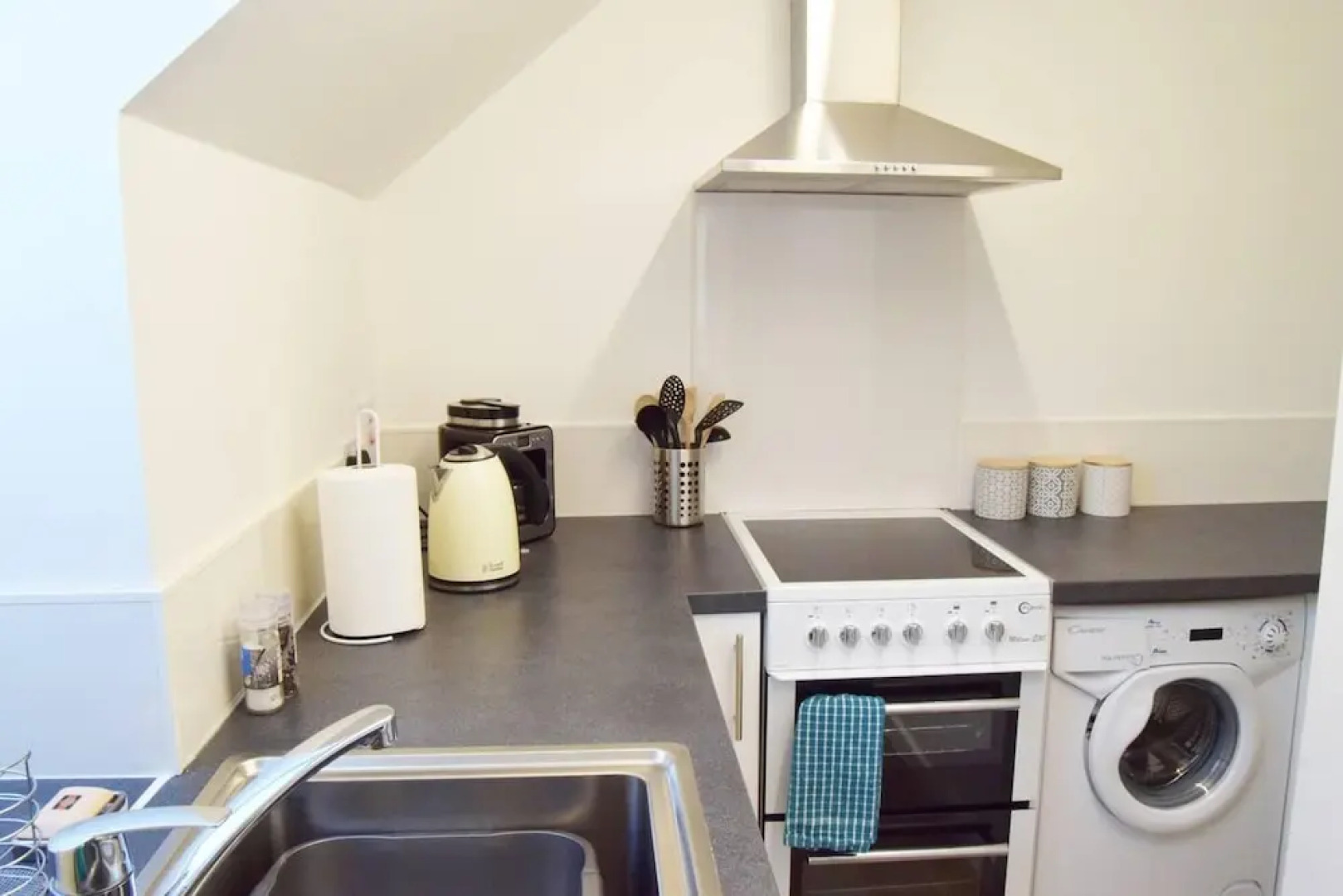 Cosy Kirriemuir Flat - Pet Friendly Retreat