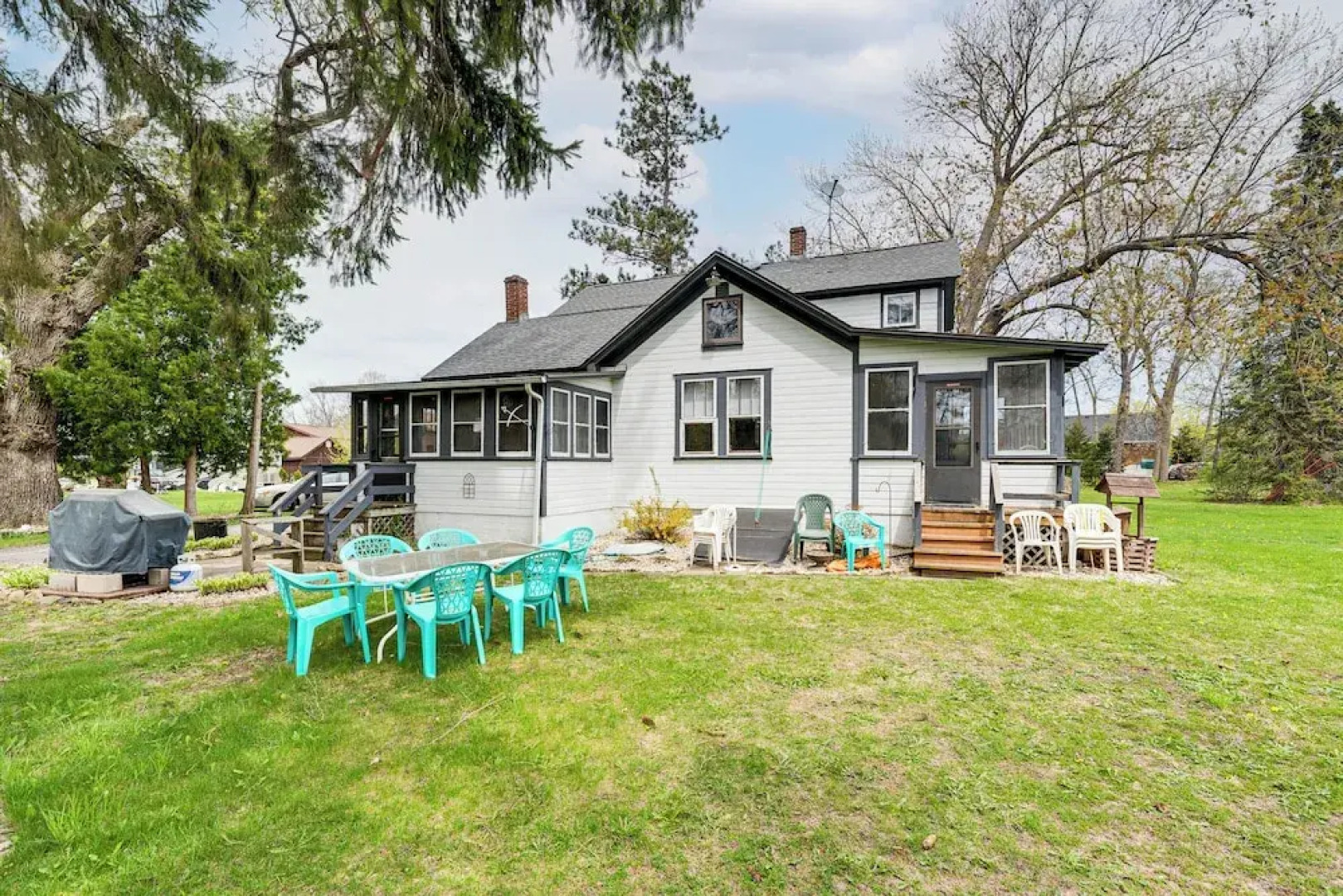 Twin Lakes Cottage: Walk to Elizabeth Lake!