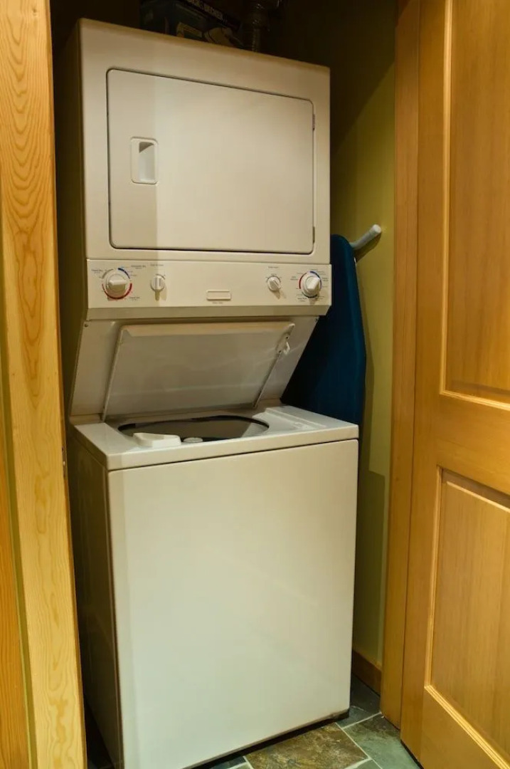 Pinnacle Ridge Chalets by Fernie Lodging Co